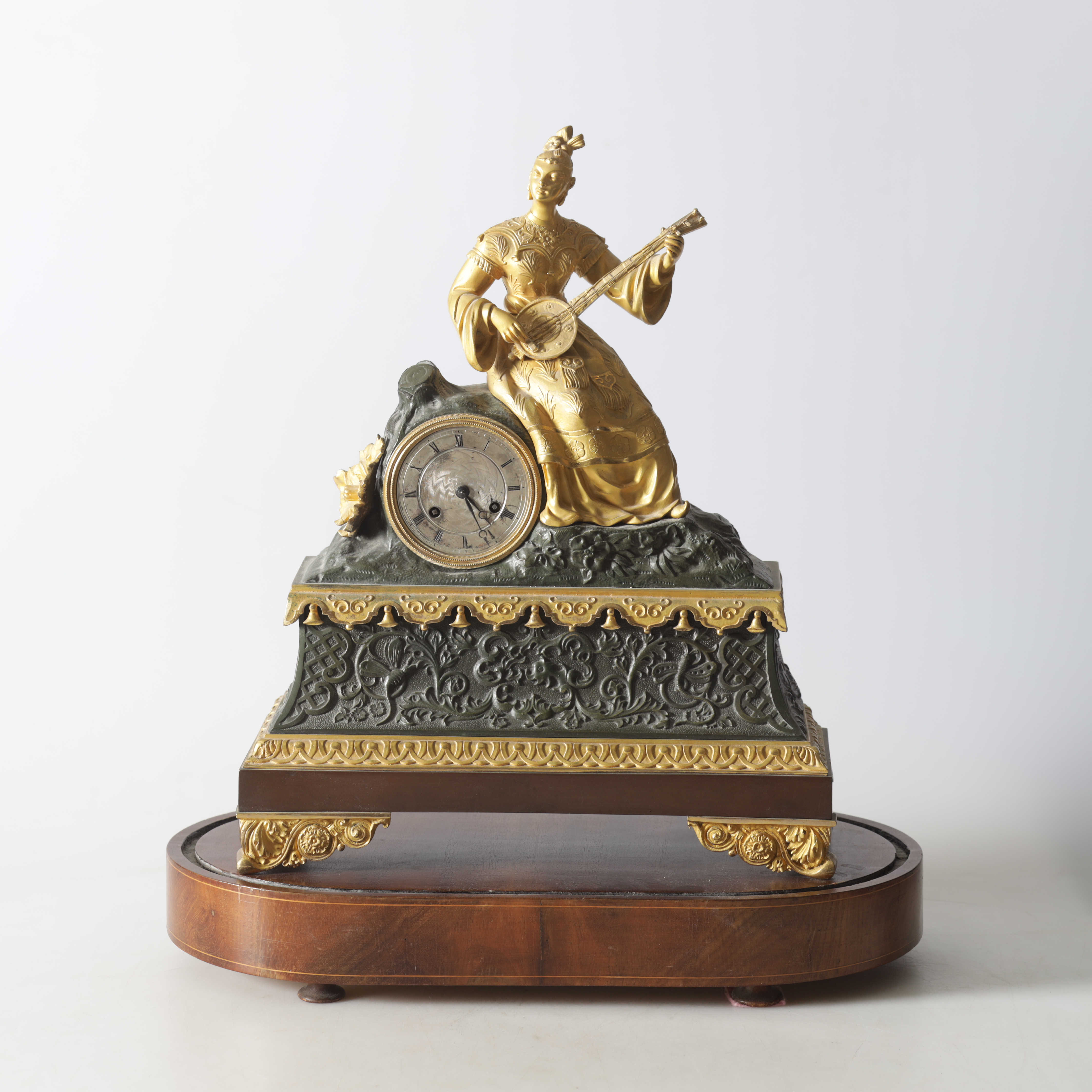 BORDSPENDYL, brons på träsockel, Louis XVI-stil, 1800-tal.
