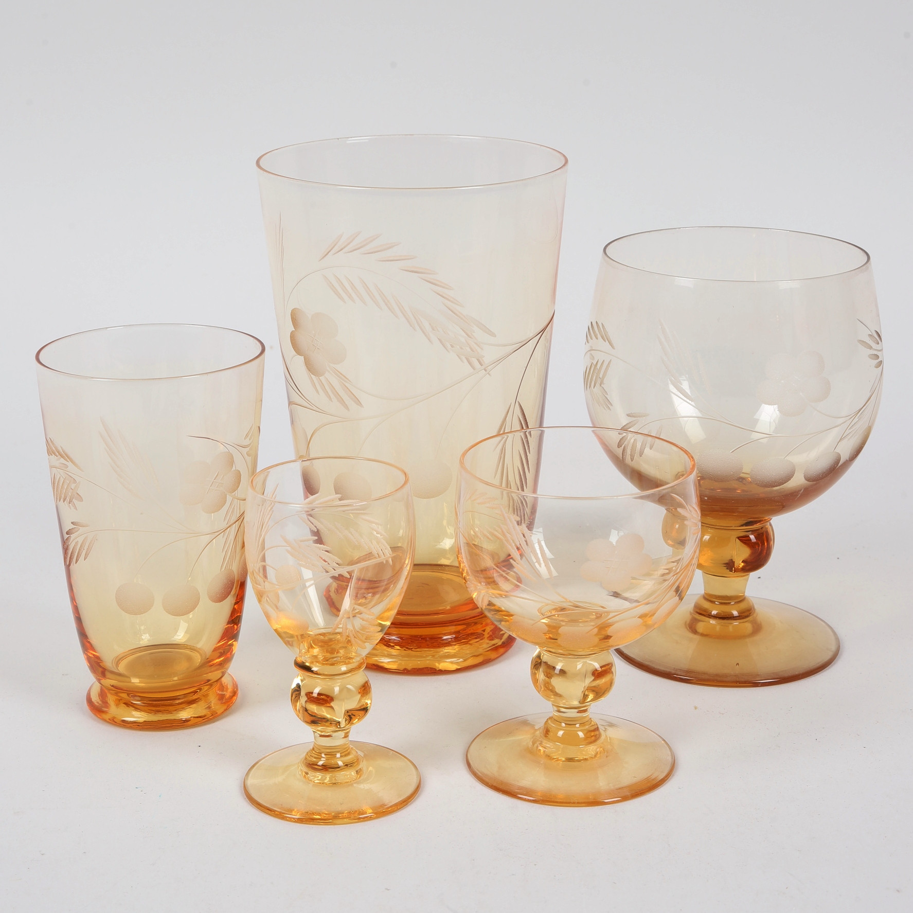 GLASSERVISDELAR med slipad dekor, 24 st, orange glasmassa, Kristallsliperiet, Rekord, Ryd.