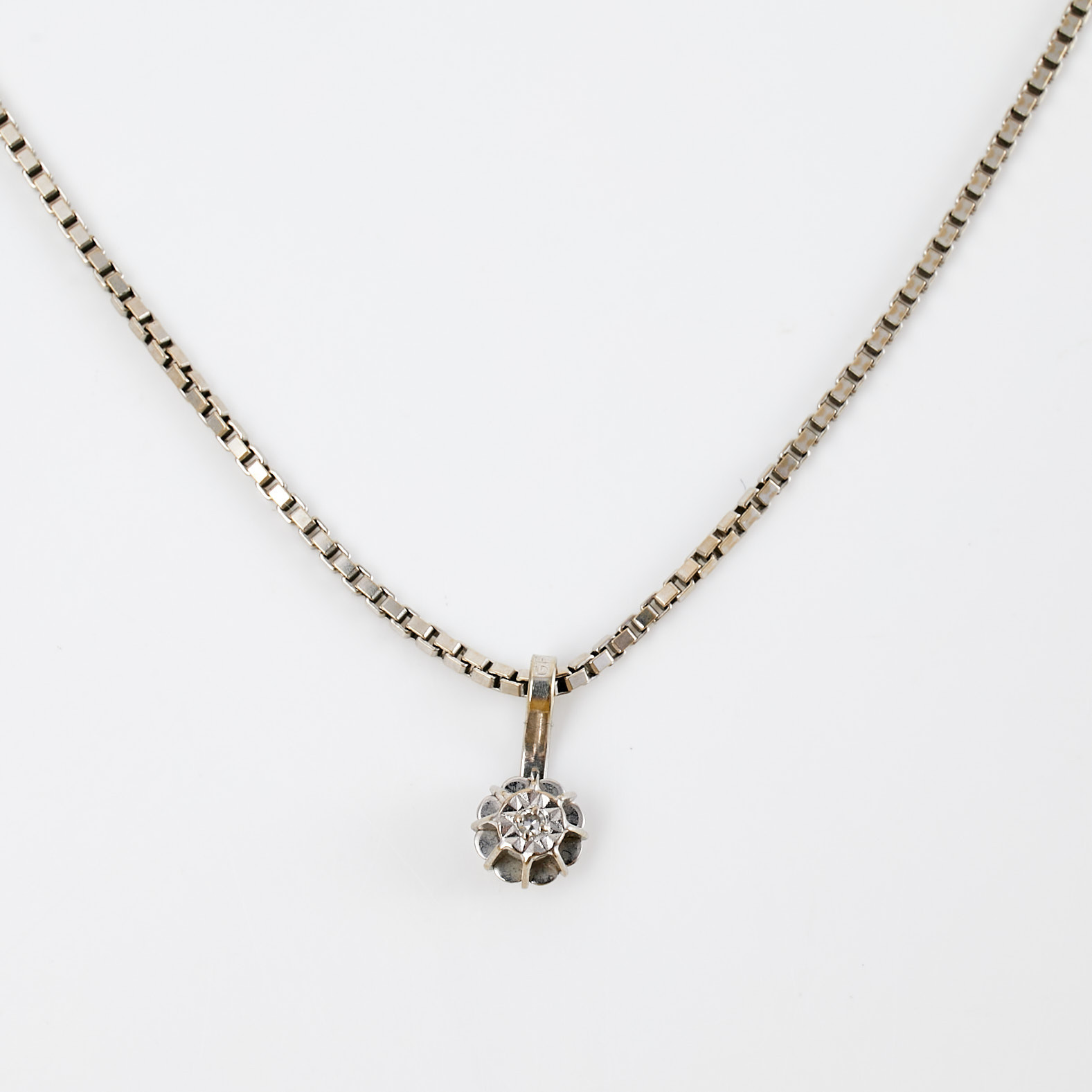 HALSBAND med HÄNGE, 18 k vitguld, venetiansk länk, 1 briljantslipad diamant, ca 0,01 ct, Uno A Erre, Arezzo, Italien samt svenska importstämplar.