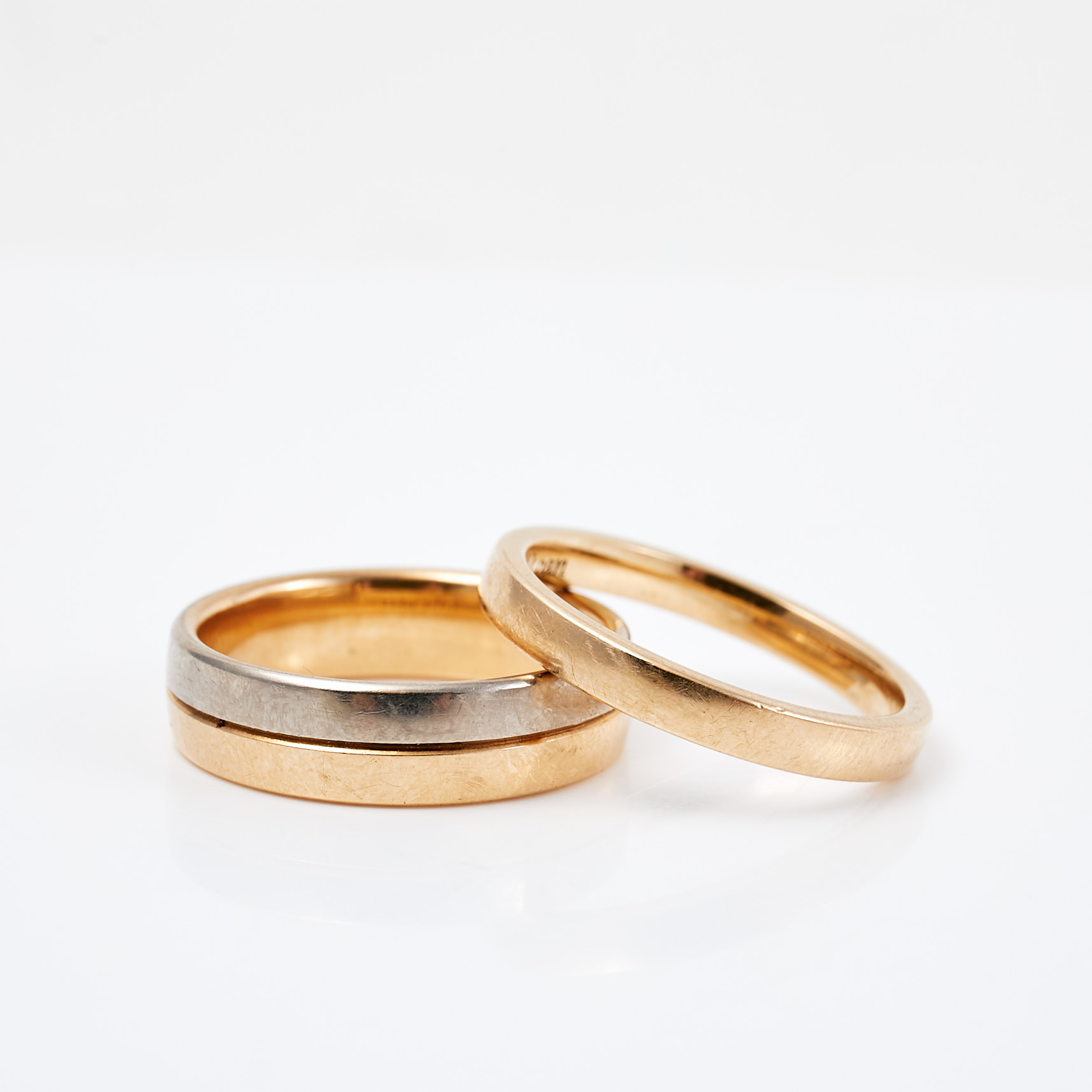 RINGAR, 2 st, 14 k röd- samt vitguld, släta, Schalins Ringar AB, svenska kontrollstämplar.