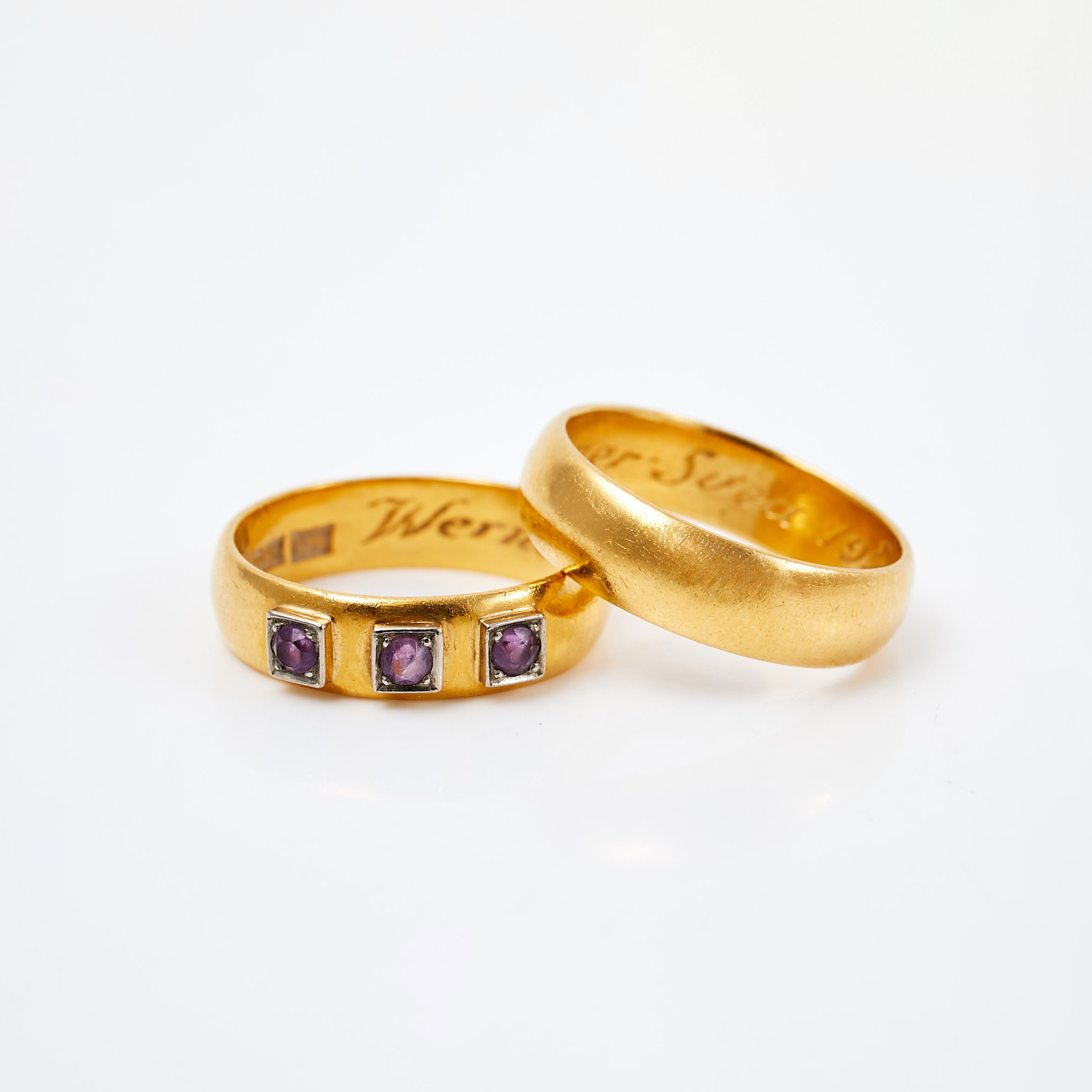 RINGAR, 2 st, 23 k guld, släta, varav 1 med dekor av 3 ametister, Bob:S Guldsmedja Bengtsson & Bran, Stockholm, 1963.