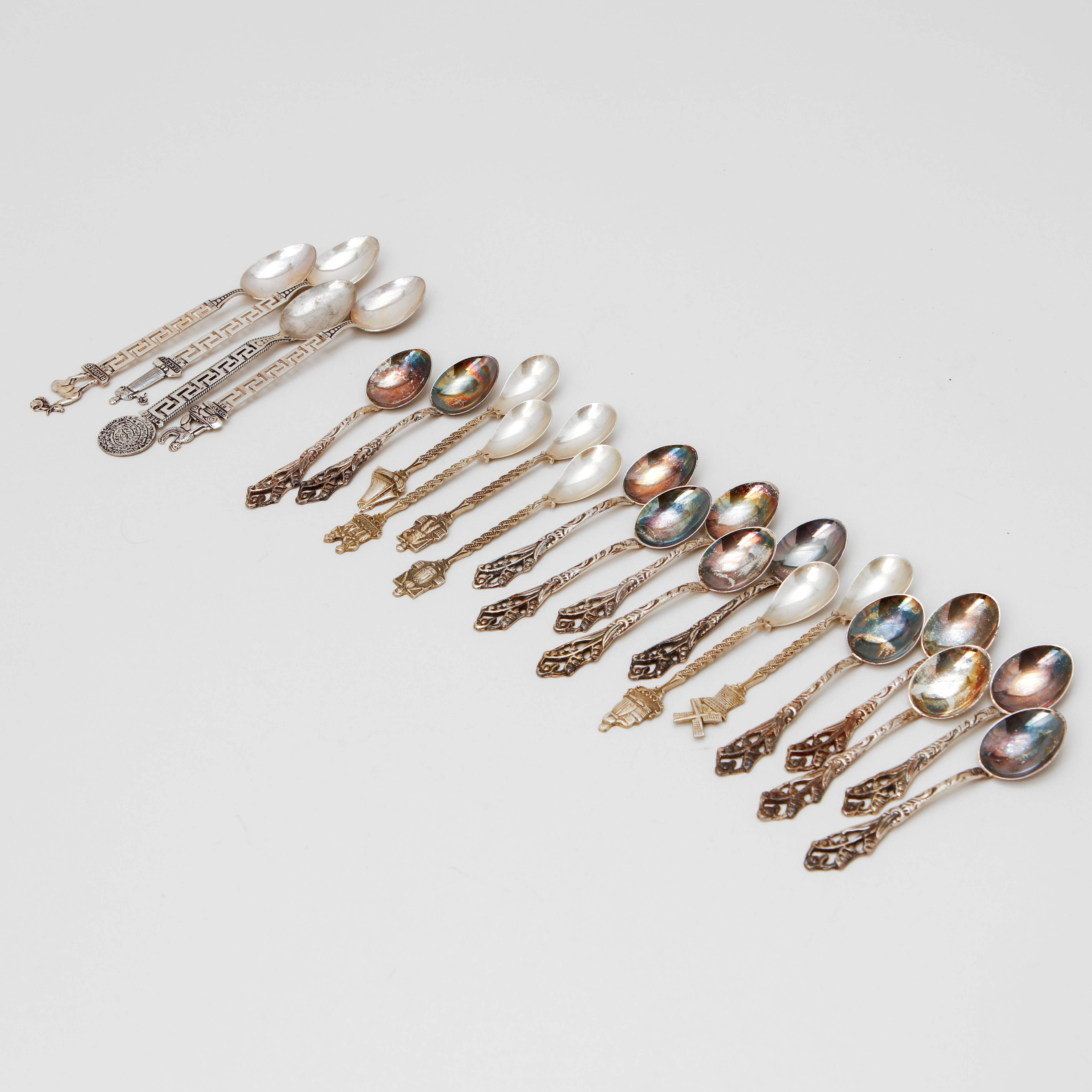 MOCKASKEDAR, 12+6+4 st, silver, svenska och utländska stämplar 18-1900-tal. Vikt ca 145 g.