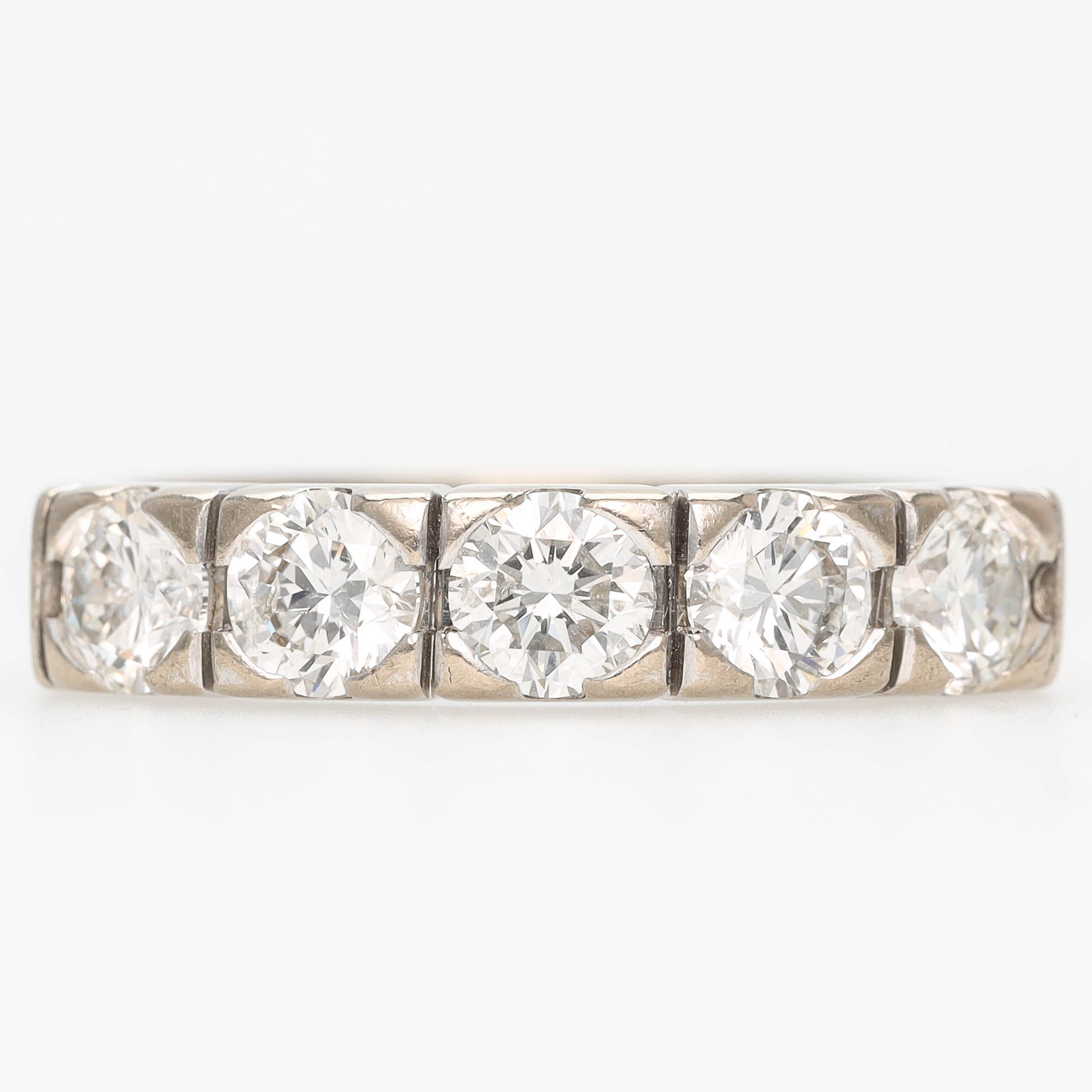 RING, 18 k vitguld, 5 briljantslipade diamanter, totalt 1,5 ct enligt gravyr.