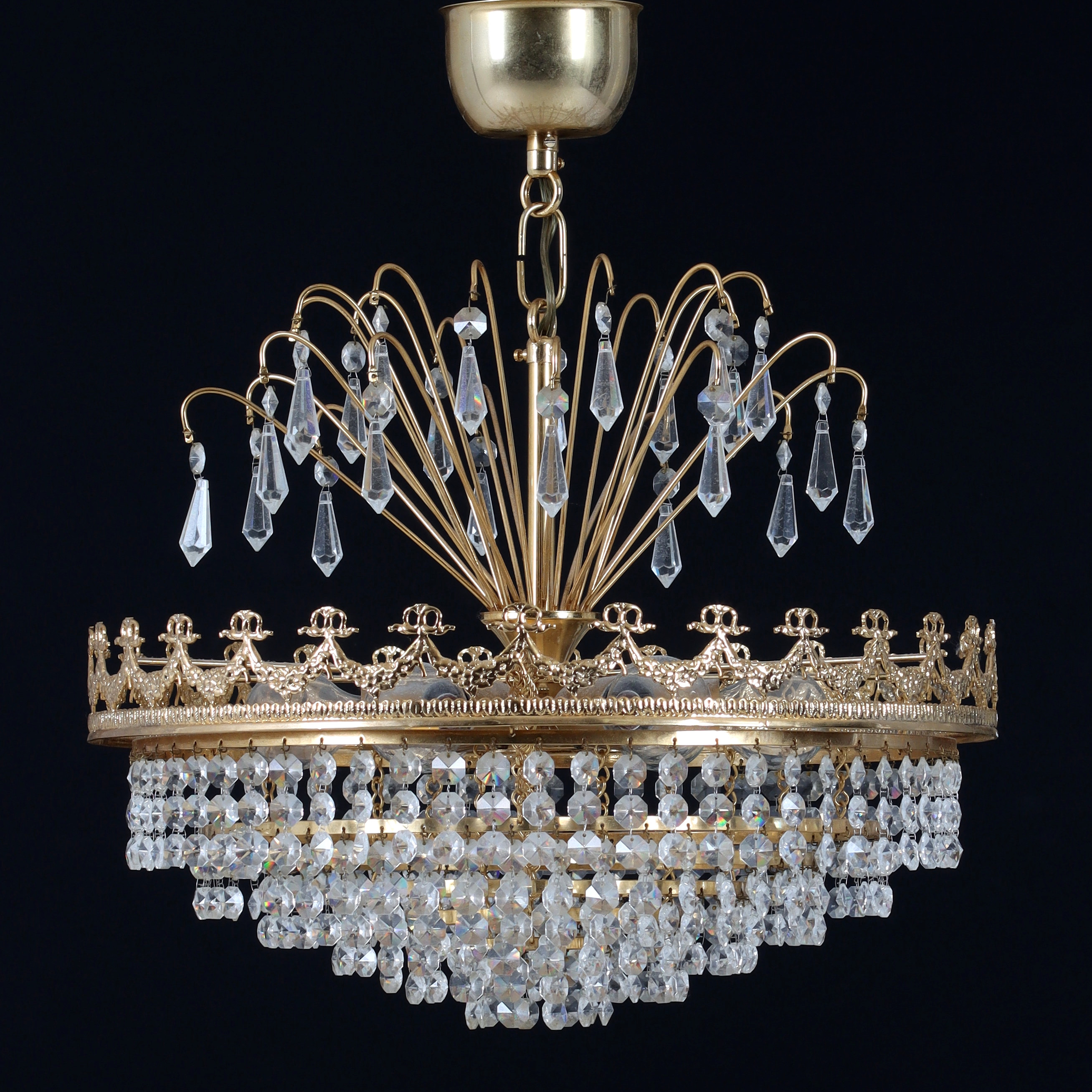 TAKLAMPA, metall, prismor, 1900-talets andra hälft.