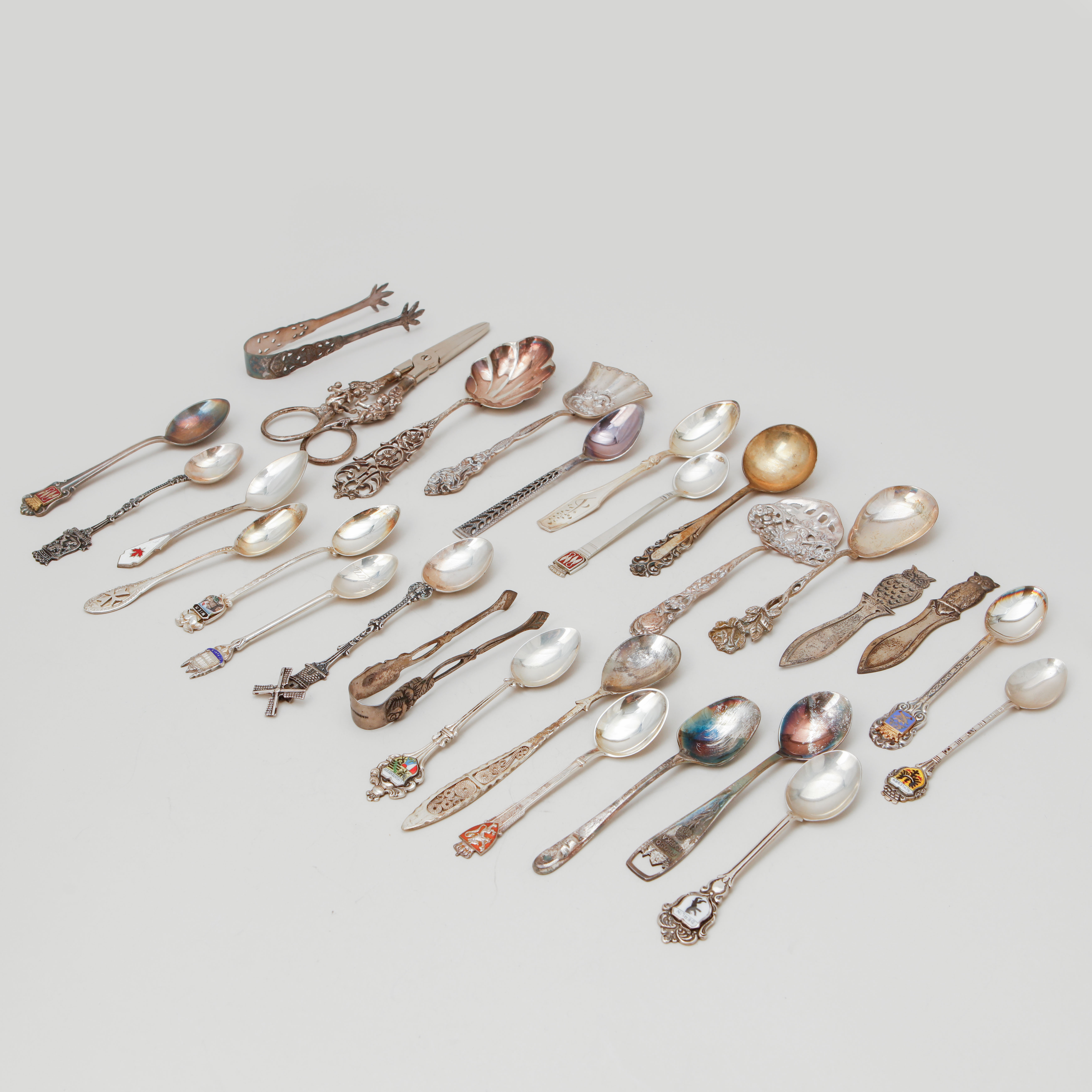BESTICK, 28 st, olika modeller, silver (800-835) med emalj och rostfria delar, svenska och utländska stämplar. Totalvikt ca 355 g.