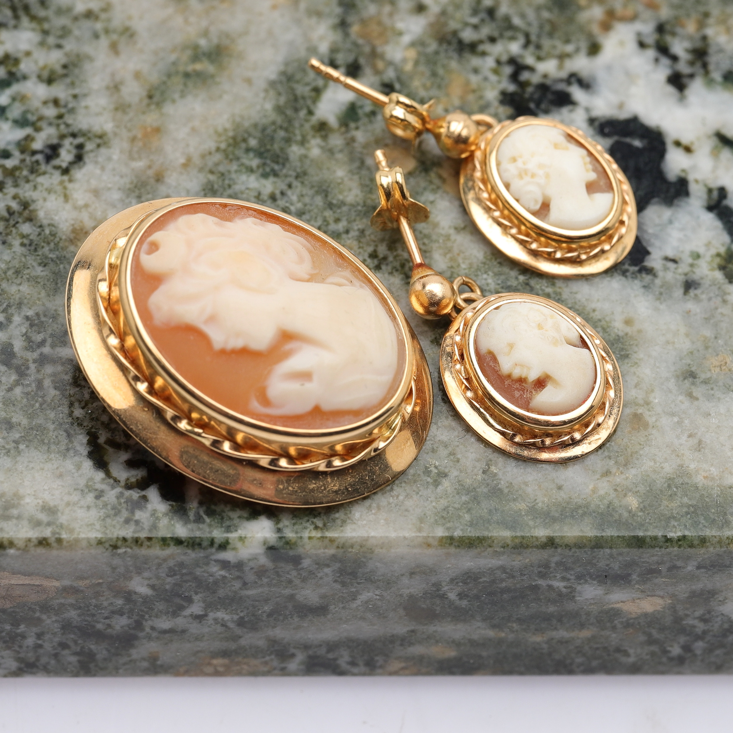 SNÄCKSKALSCAMÉ, hänge och örhängen, 18k guld, stämplat SGP, 1900-tal, totalvikt ca 6,31g.