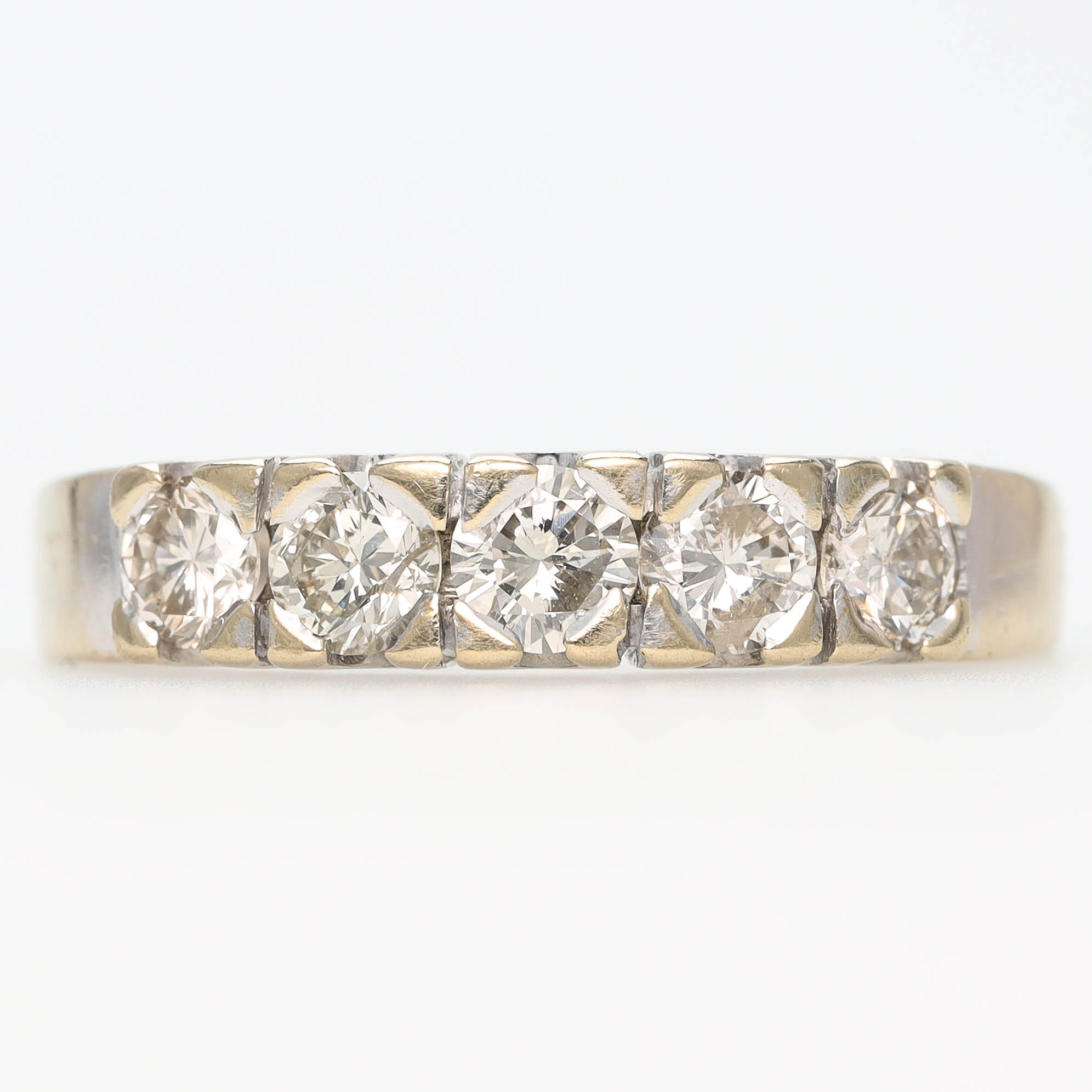 RING, 18 k vitguld, 5 briljantslipade diamanter, ca 0,90 ct.