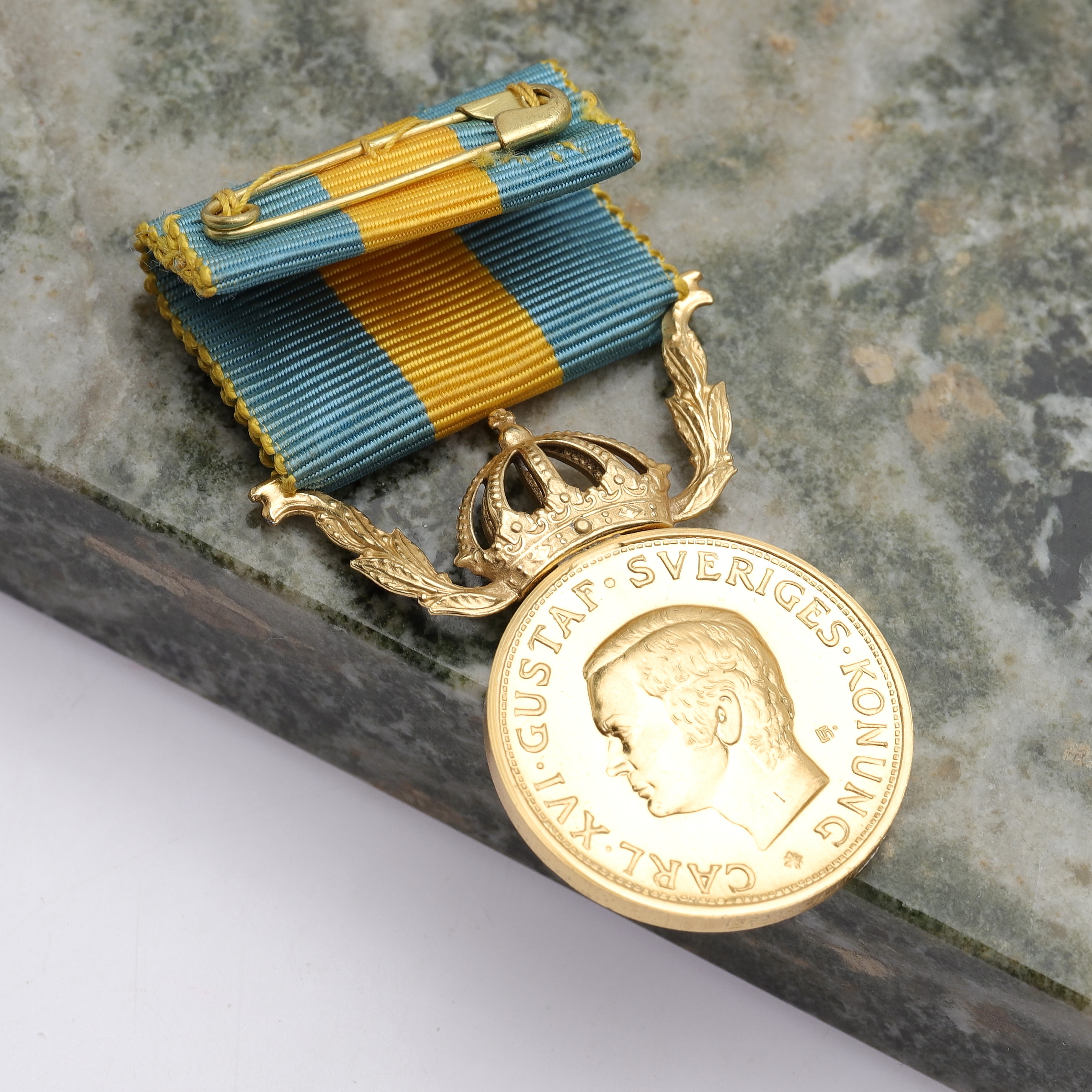 MEDALJ, "För förtjänst om svenska röda korset", förgyllt silver, totalvikt ca 11,32g.