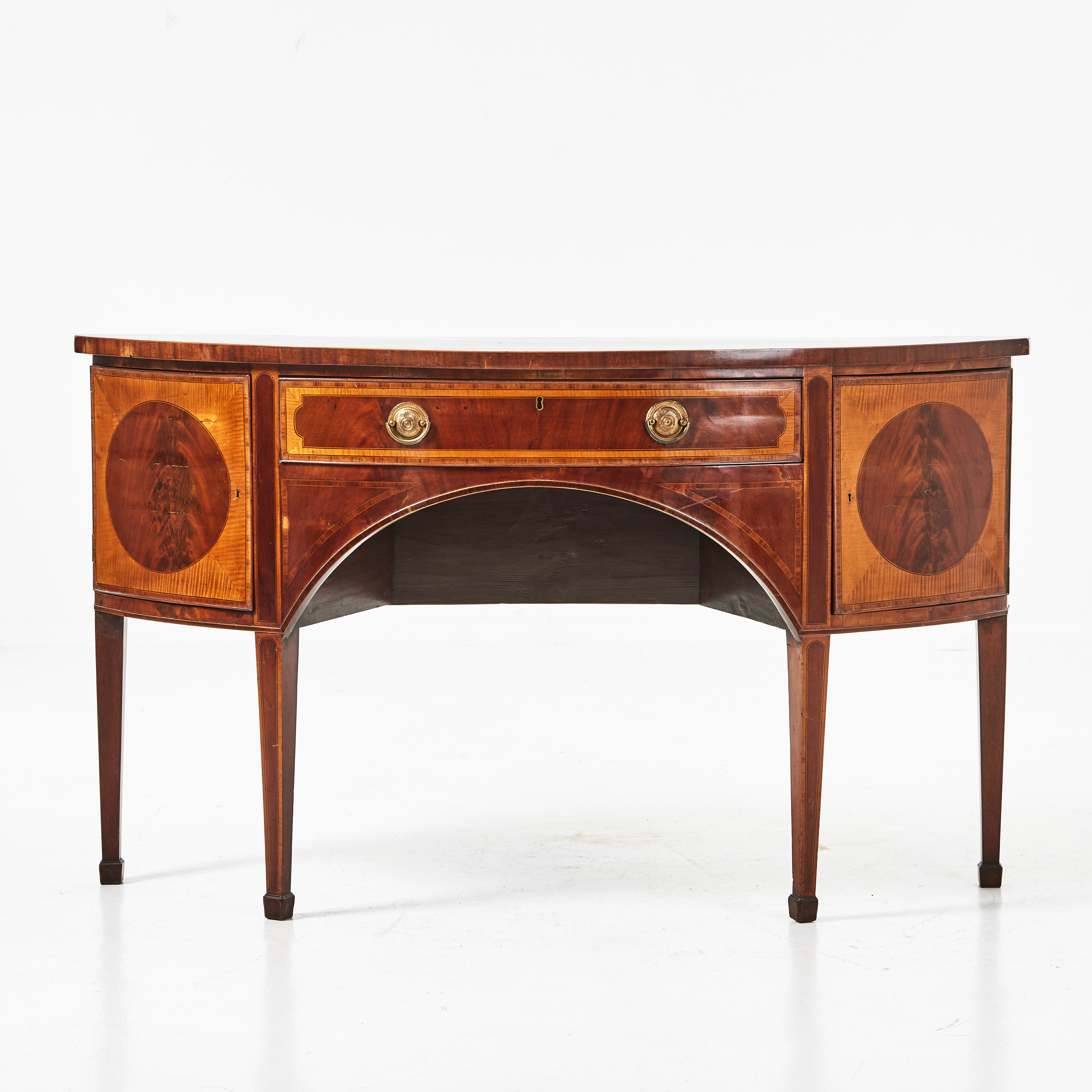 SIDEBOARD, England, Regency. Fanerat i mahogny med flera träslag, dekor i intarisa och målad bård. Beslag av mässing.