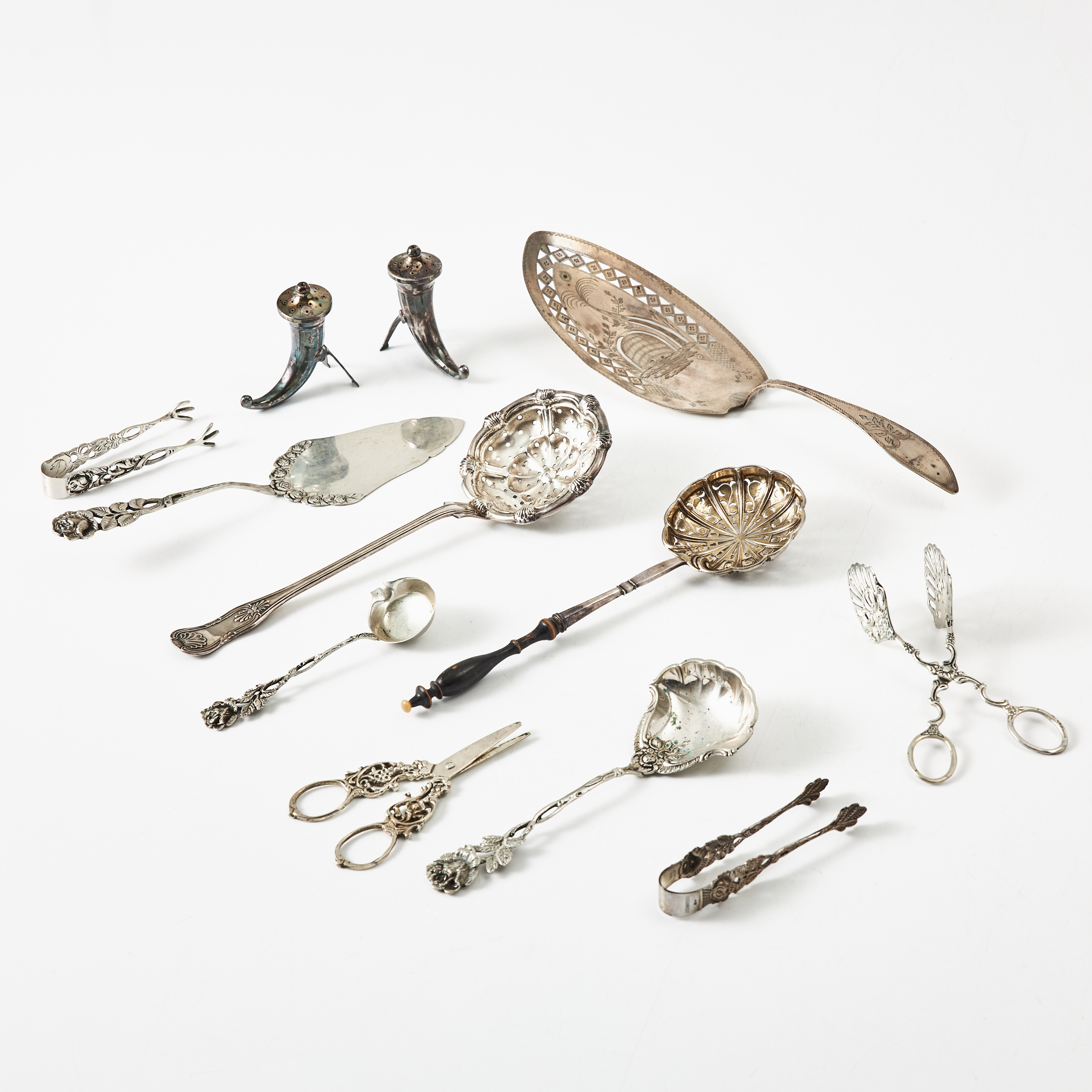SERVERINGSSPADE, KRYDDKAR, STRÖSOCKERSKEDAR, DRUVSAX mm, 11 delar, silver, 18/1900-tal.