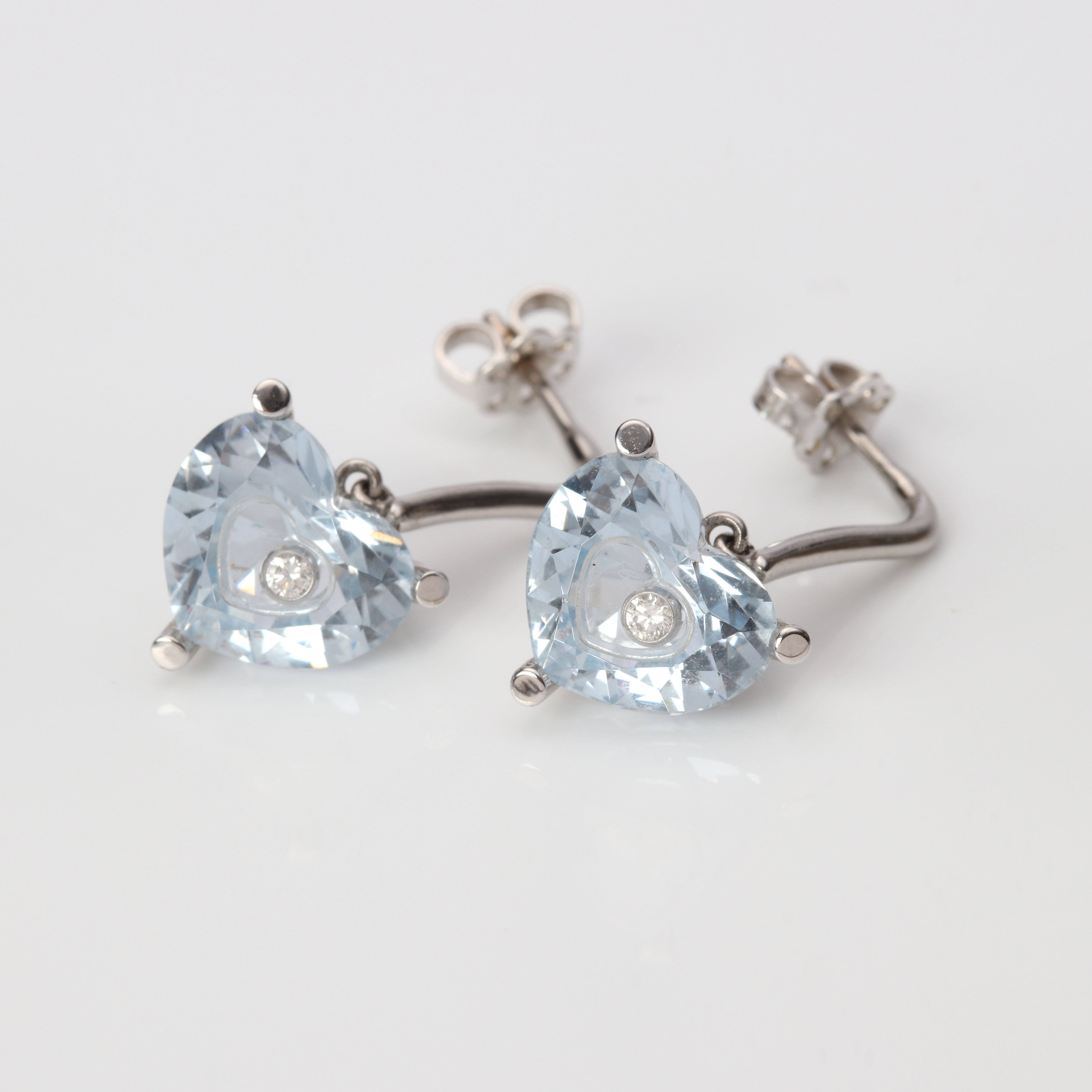 CHOPARD "SO HAPPY HEART" ÖRHÄNGEN, ETT PAR 18k vitguld med diamanter.