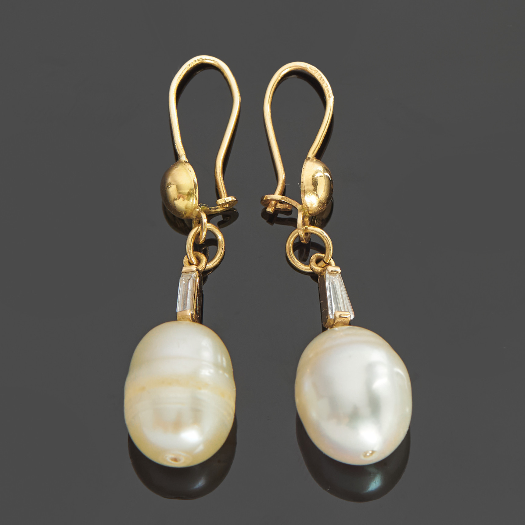 PÄRLÖRHÄNGEN, 18k guld, droppörhängen med diamant samt safir.