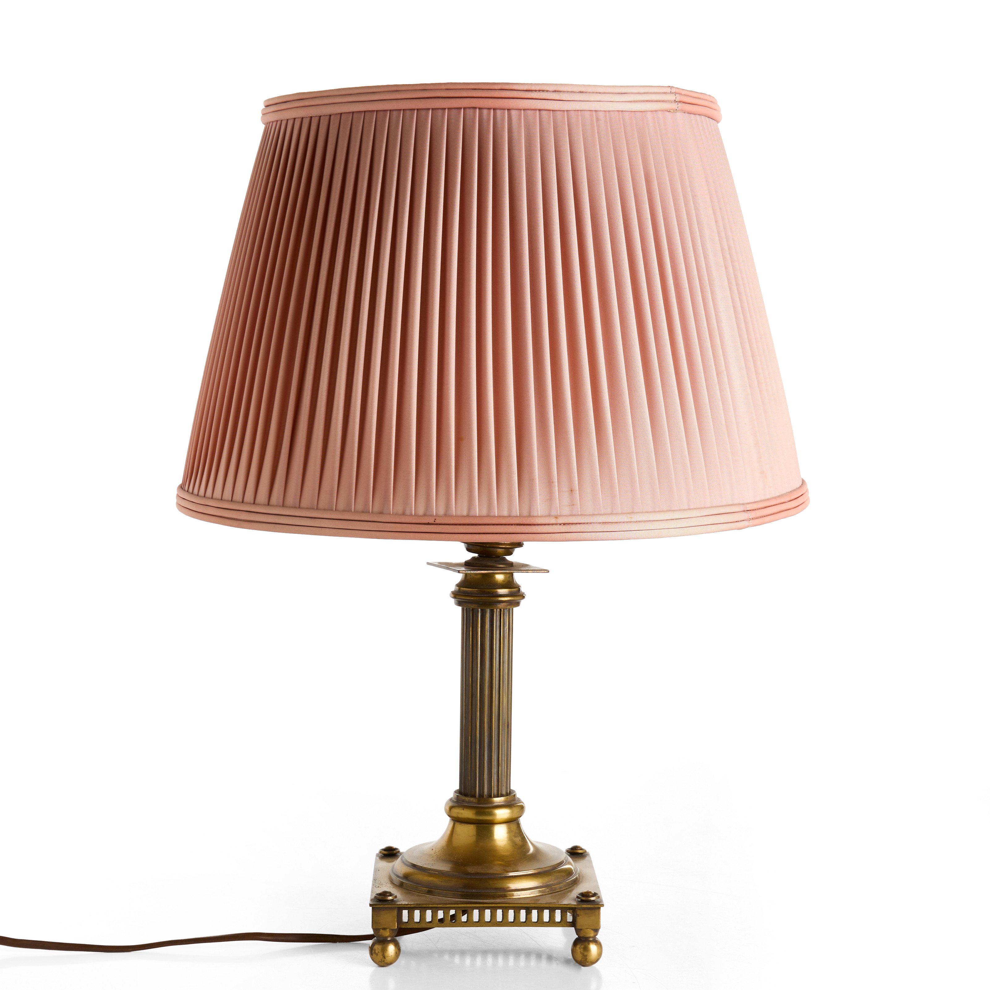 BORDLAMPA, mässing, gustaviansk stil, kannelerad stång, kulfötter, tidigt 1900-tal.