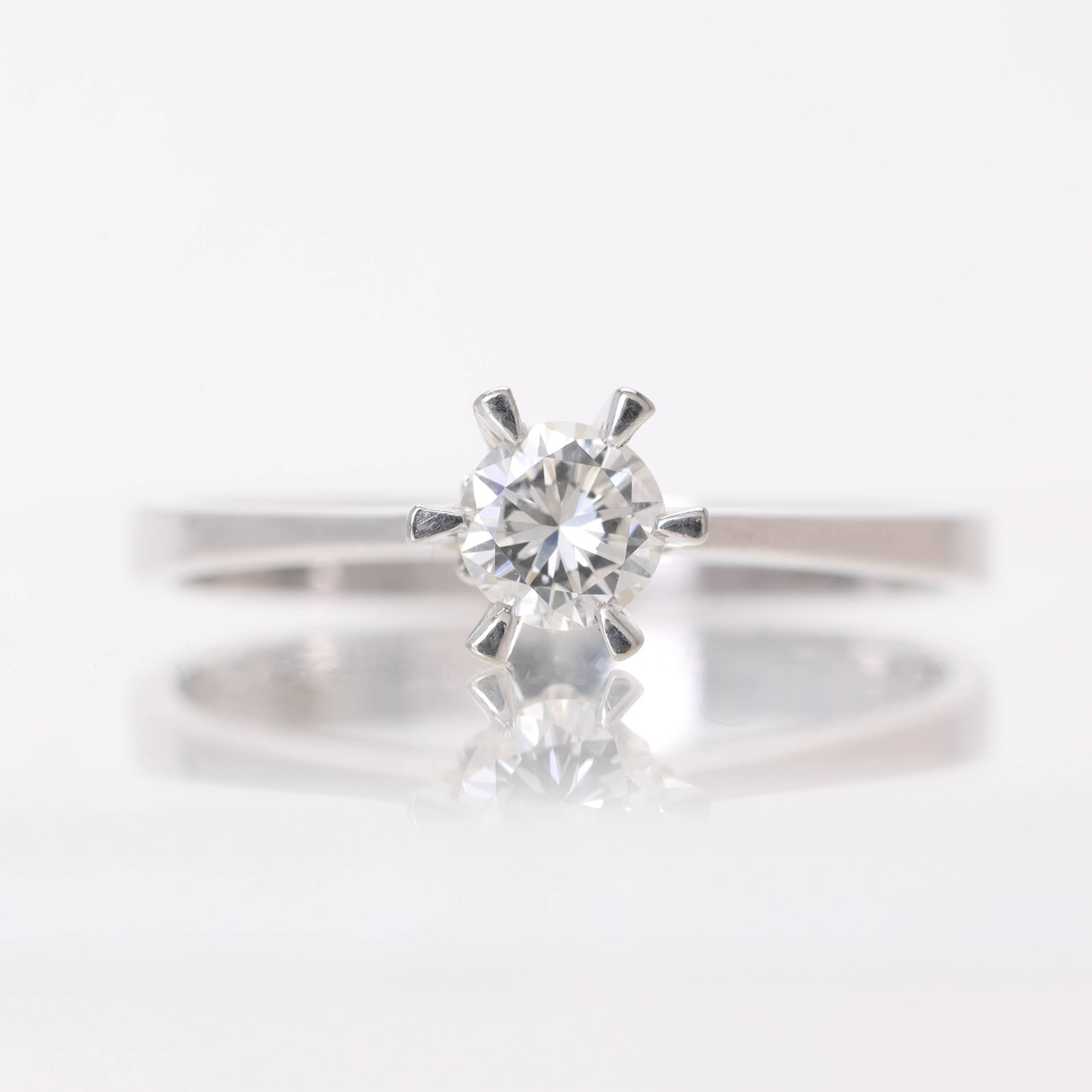RING, 18 k vitguld, briljantslipad diamant 0,30ct, Strömdahls Juveler, Stockholm.
