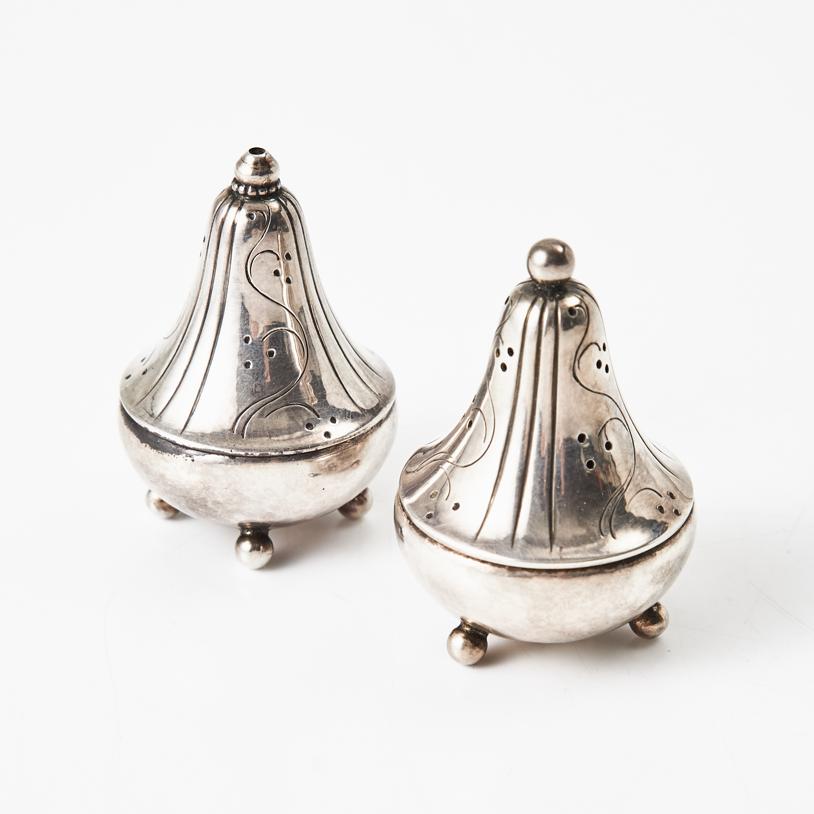 HARALD  NIELSEN. Salt- och pepparströare sterlingsilver, modellnummer 433, Georg Jensen, Danmark.