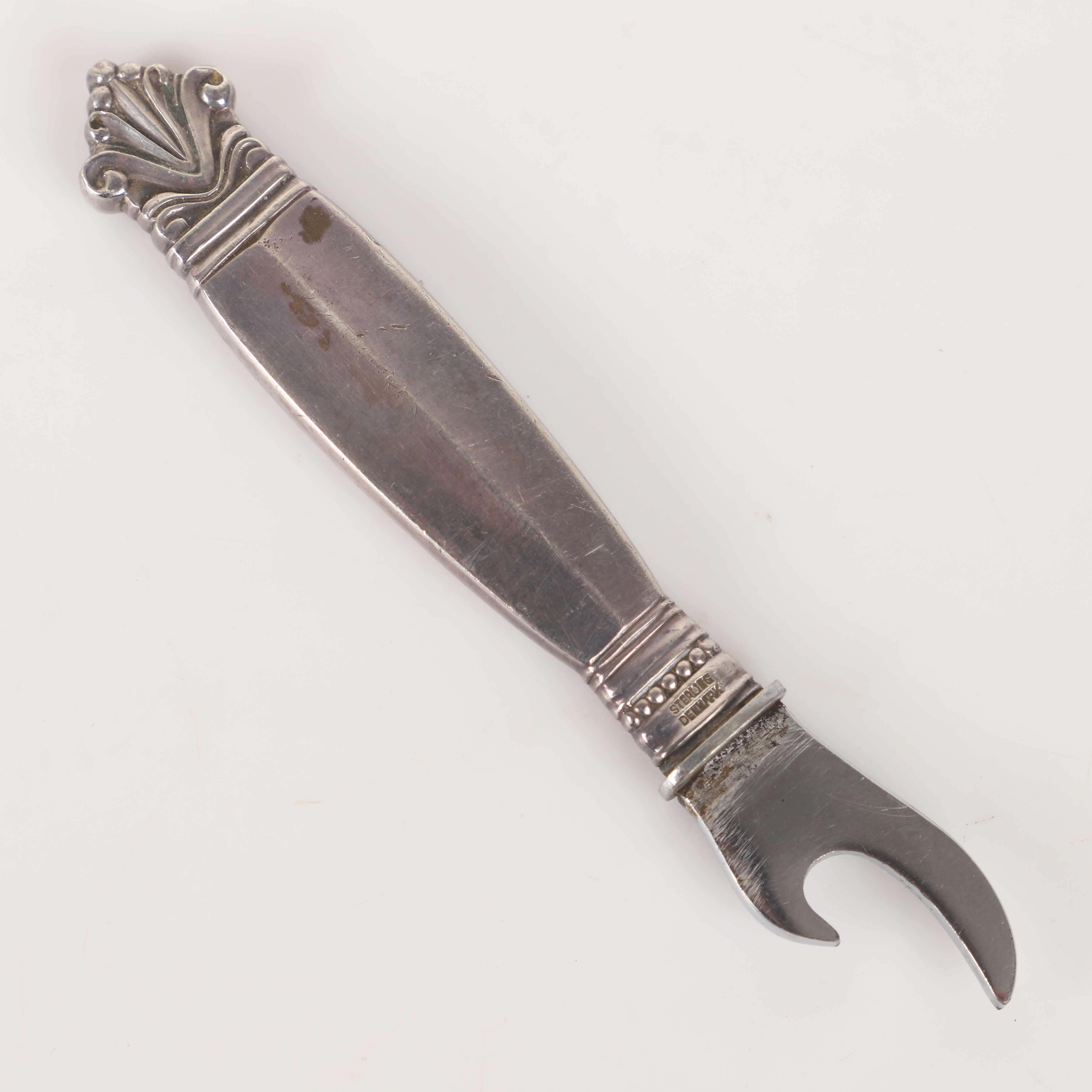JOHAN RODHE. Kapsylöppnare, "Dronning/Acanthus", sterlingsilver, Georg Jensen, Danmark.