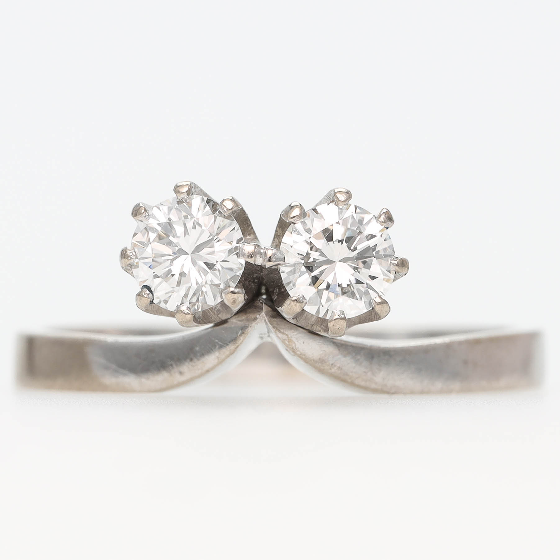 RING, 18 k vitguld, 2 briljantslipade diamanter totalt ca 0,60ct, Uddevalla 1974.