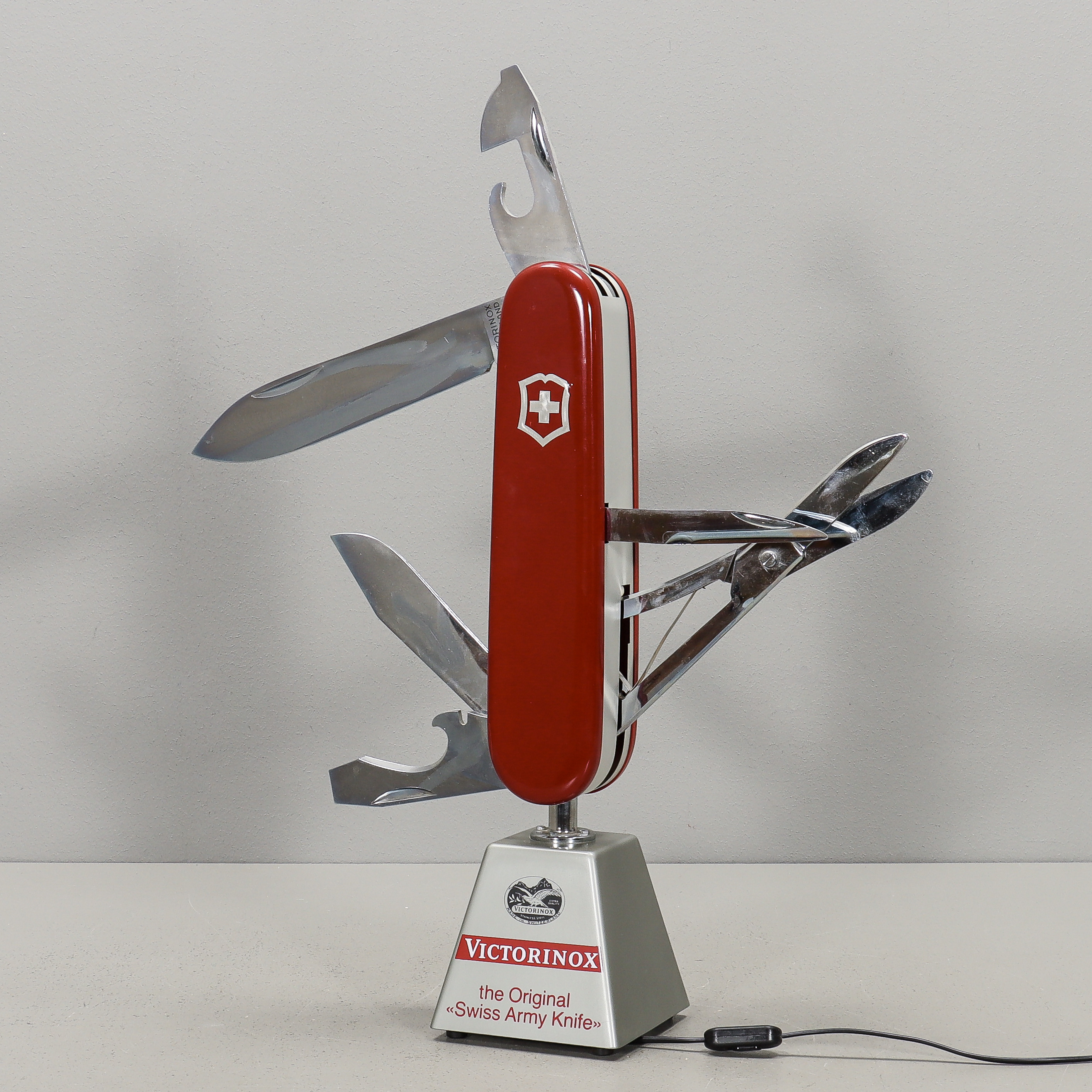 SKYLTKNIV Vitcorinox, med belysning.