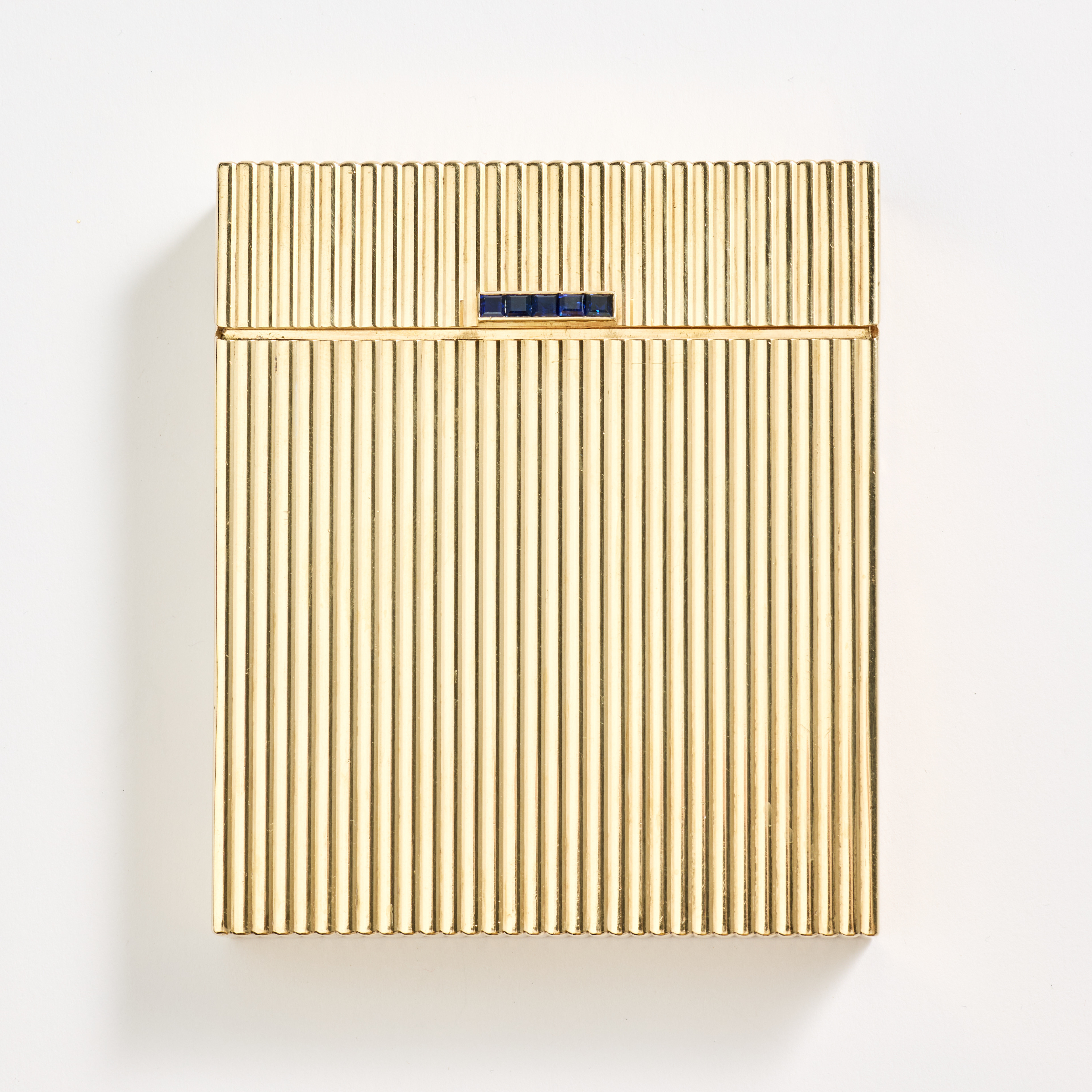 CARTIER. Cigarettetui, 9K guld med safirer, London 1972.