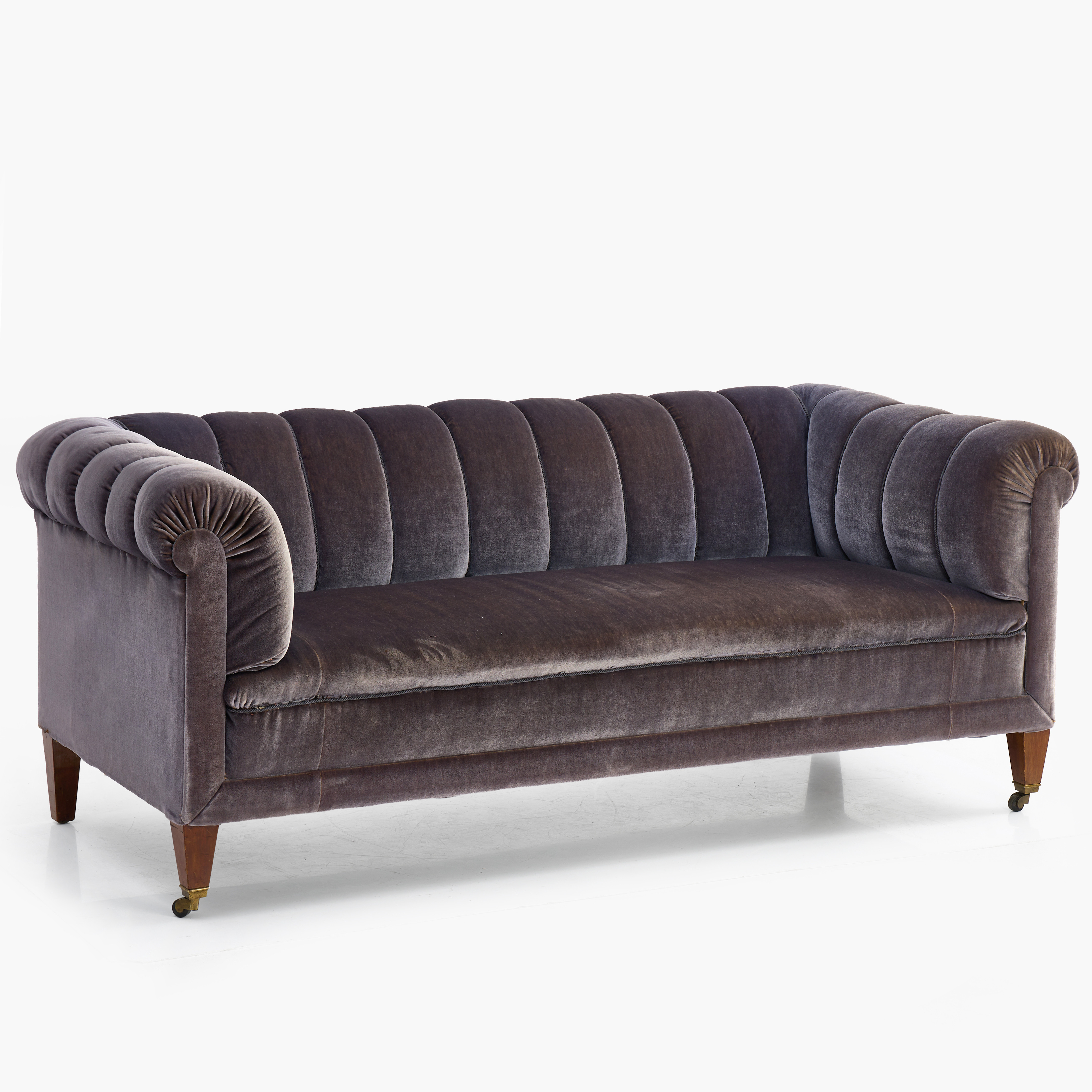 SOFFA, 2-sits, Sverige, omkring 1920. Grå plyschklädsel, ben i mahogny med hjultrissor.