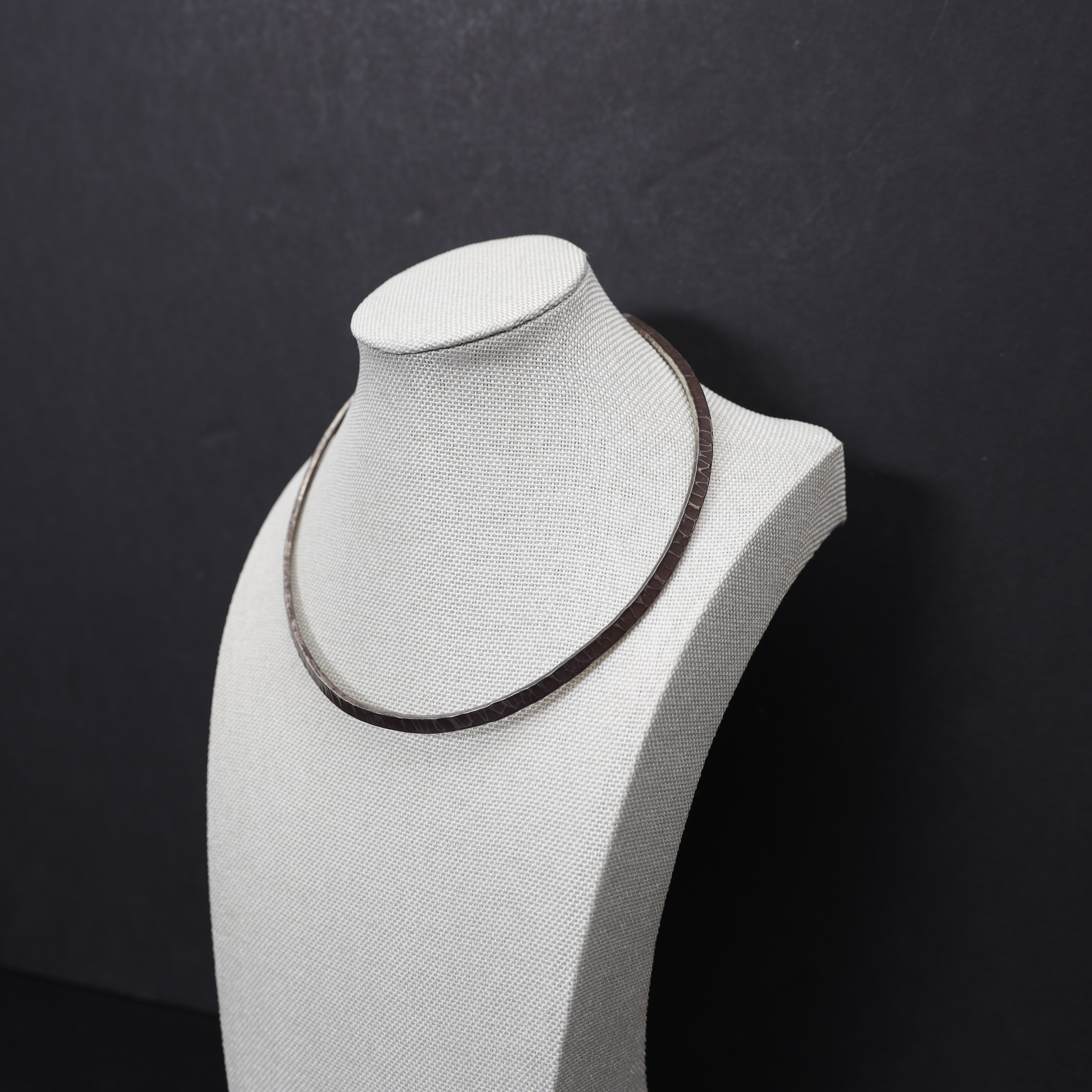 STEL HALSRING, silver, 1950, med hamrad dekor.