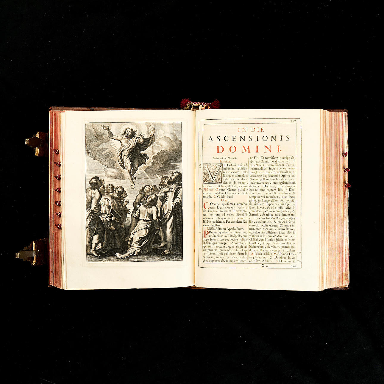 MÄSSBOK FÖR ALTARET, 1734, på latin, tryckt av Plantin i Antwerpen, samtida skinnband, tygkulorna i snittet är avsedda att underlätta bläddringen för officianten.