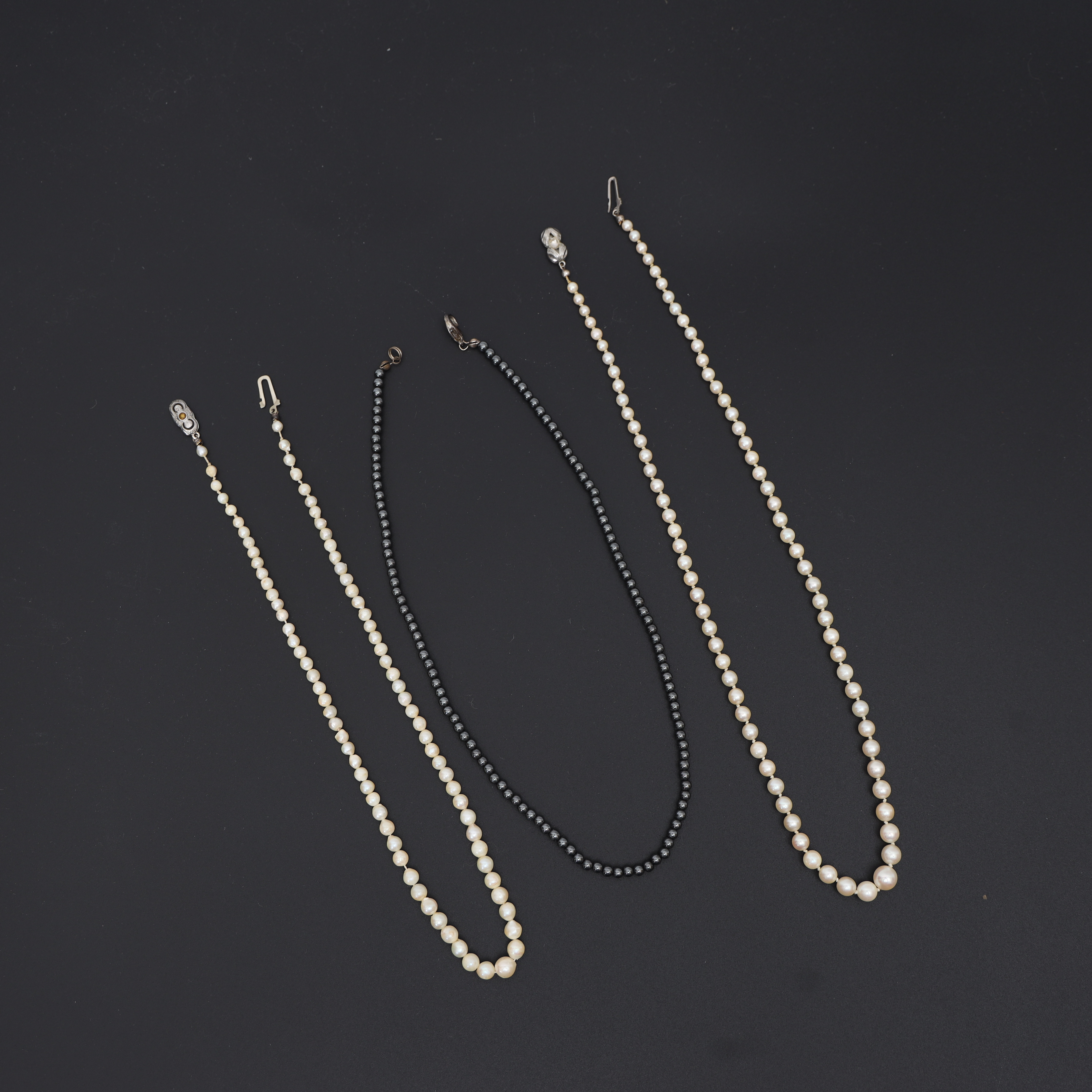 HALSBAND, delvis imiterade pärlor, lås mestadels i silver.