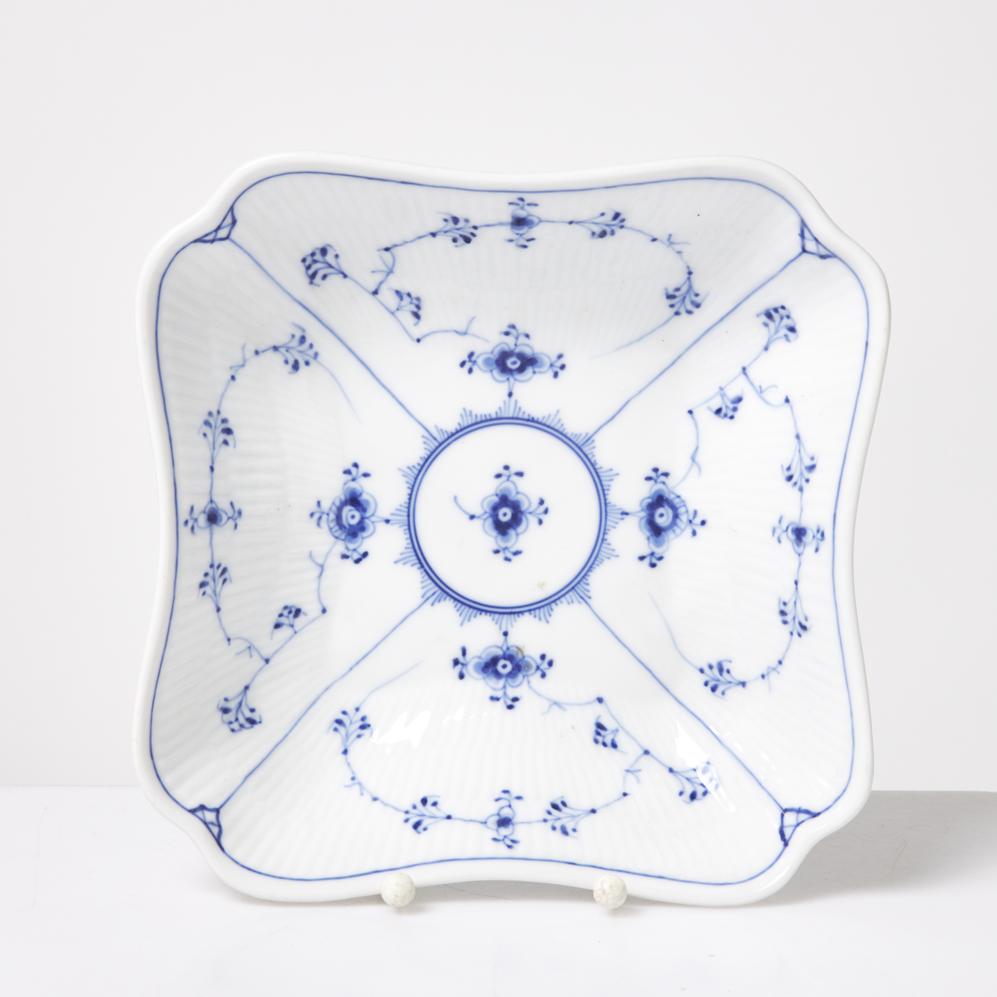 ROYAL COPENHAGEN, SERVERINGSSKÅL. musselmalet, numrerad 1/26.
