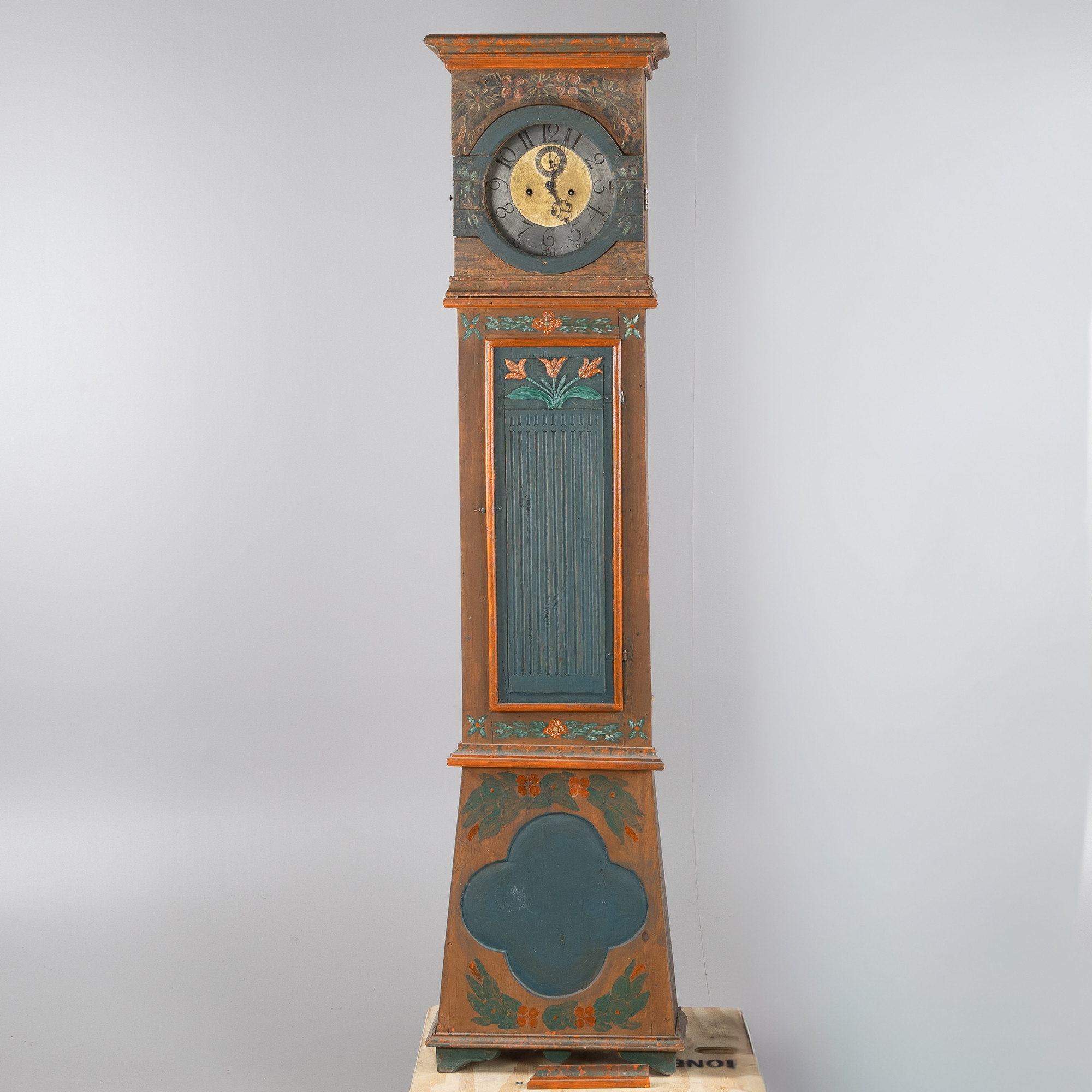 GOLVUR, allmoge, bemålat trä, 1800-tal.