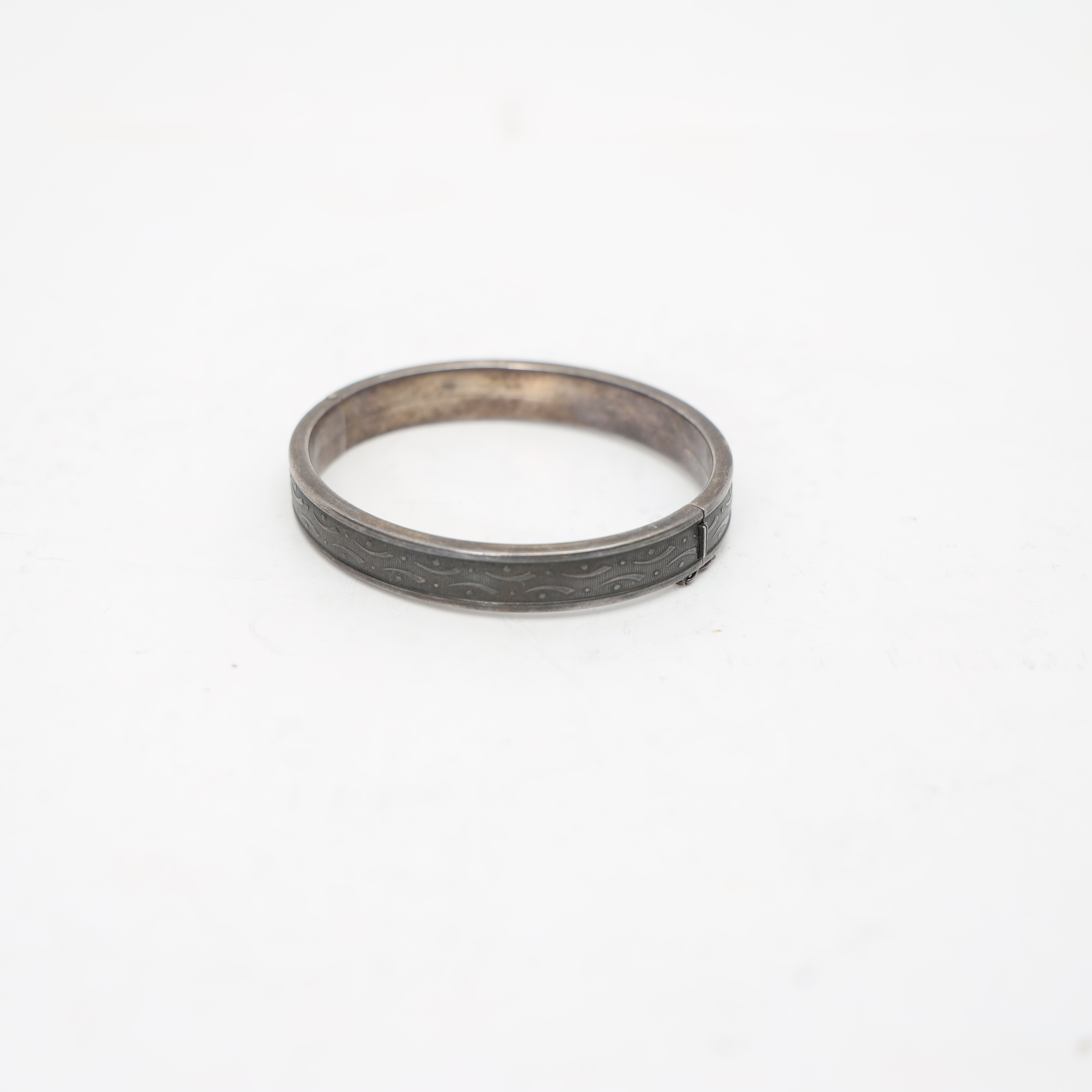 STEL ARMRING, silver, med reliefdekor.