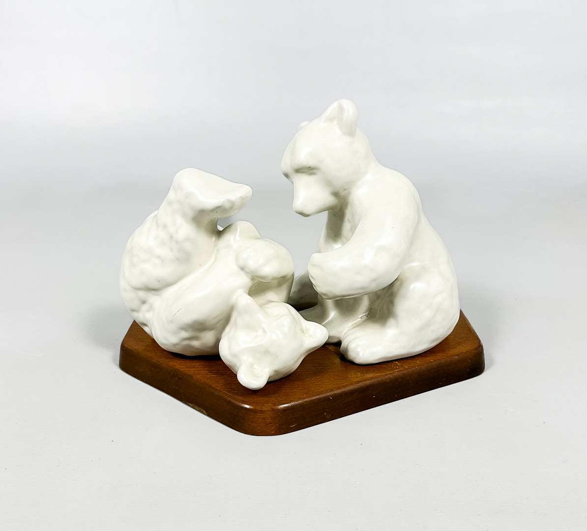 VICKE LINDSTRAND. FIGURINER, 2 st, keramik, "Björnlek", Upsala-Ekeby, 1900-tal.