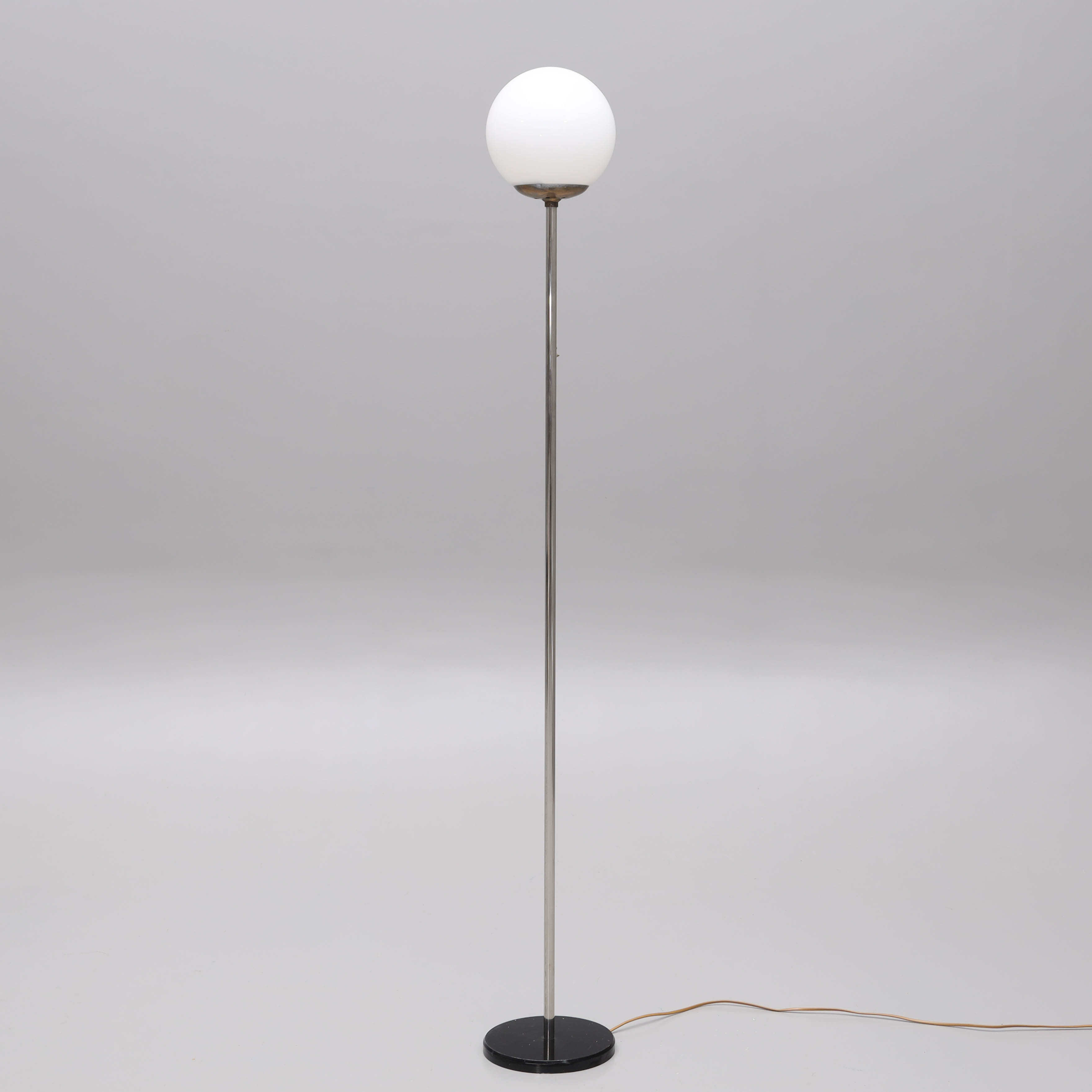 GOLVLAMPA, förkromad metall, glas, 1900-talets första hälft.
