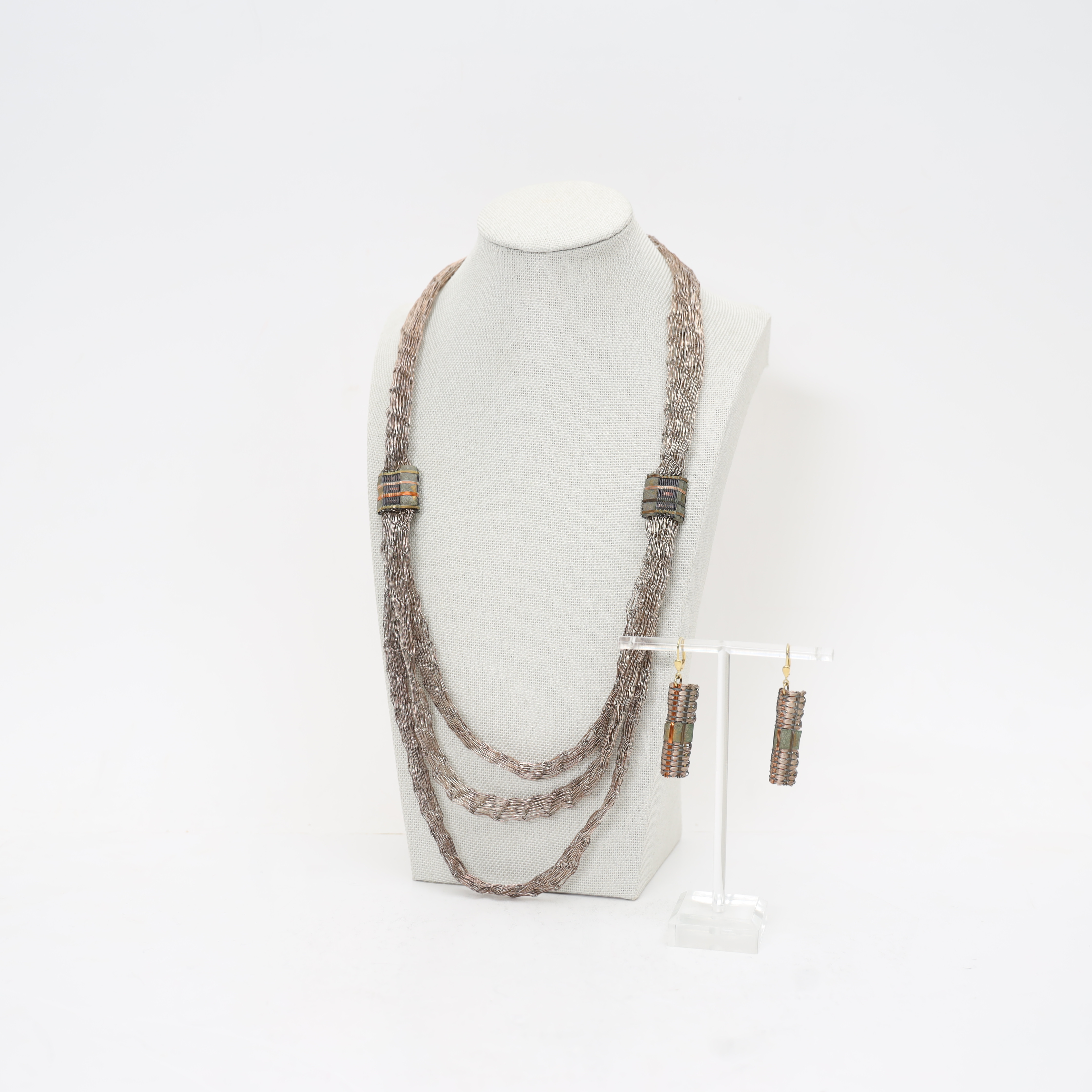 HALSBAND MED ÖRHÄNGEN, silver och metall.