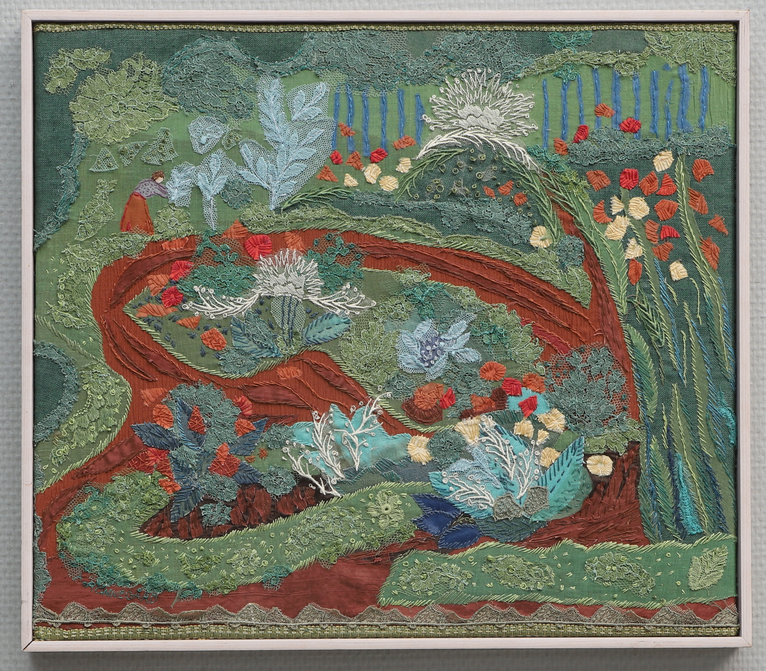 ANITA RÖNNEGÅRD. Textilkonst, "I Parken", broderad signatur.