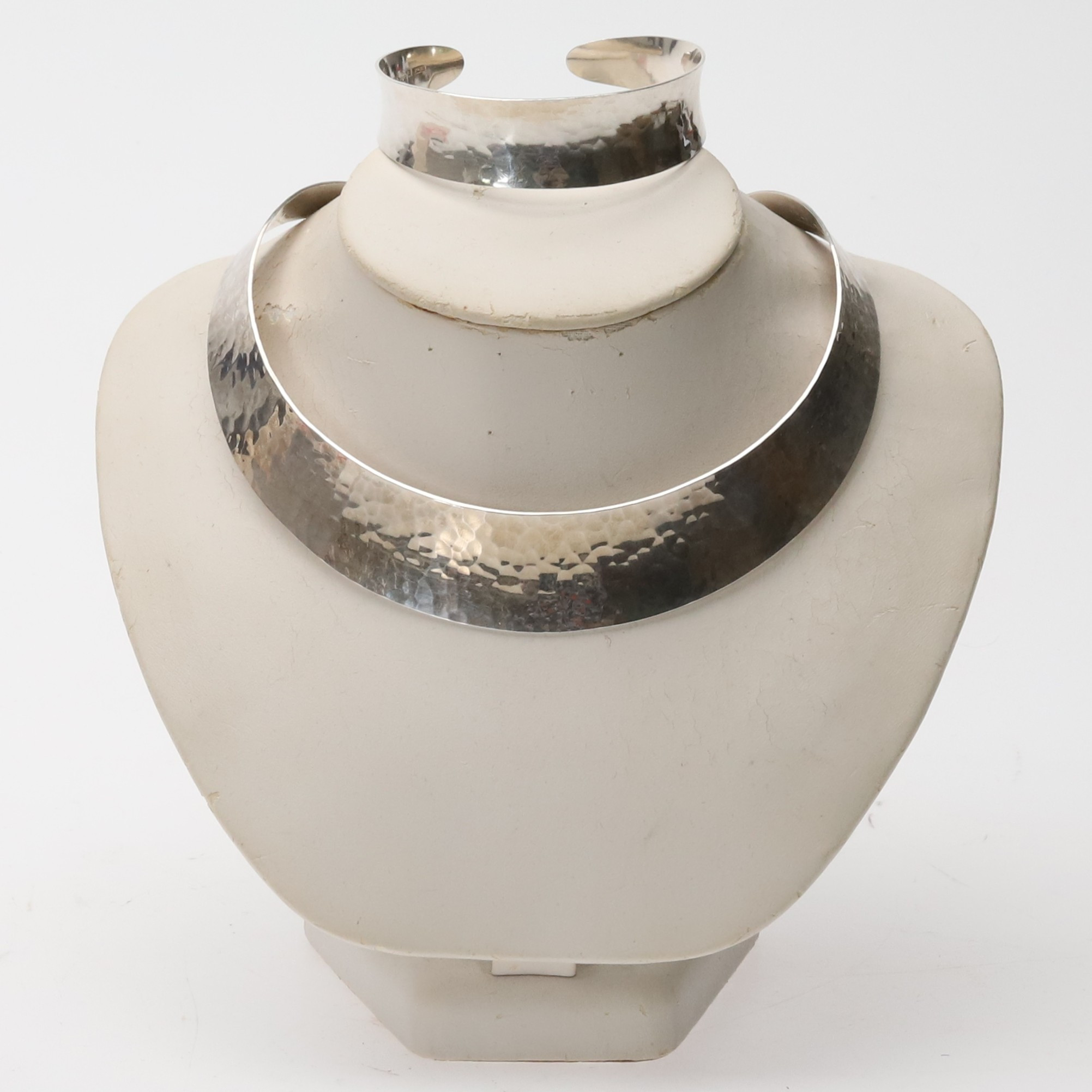 HALSRING & ARMBAND, Stigbert, hamrat silver, 1974, Skara, 2 delar.