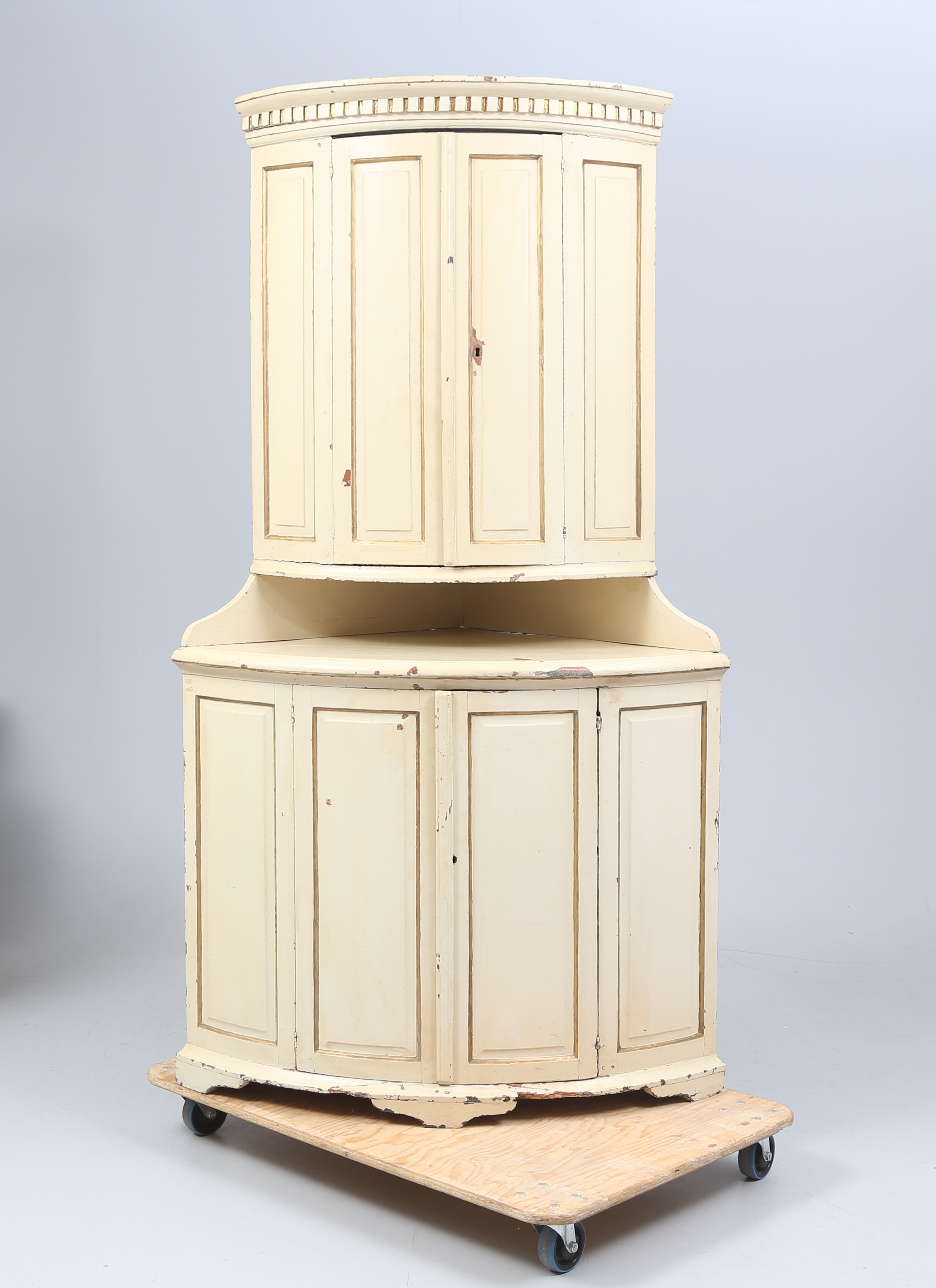 HÖRNSKÅP, bemålat, allmoge, 1700/1800-tal.