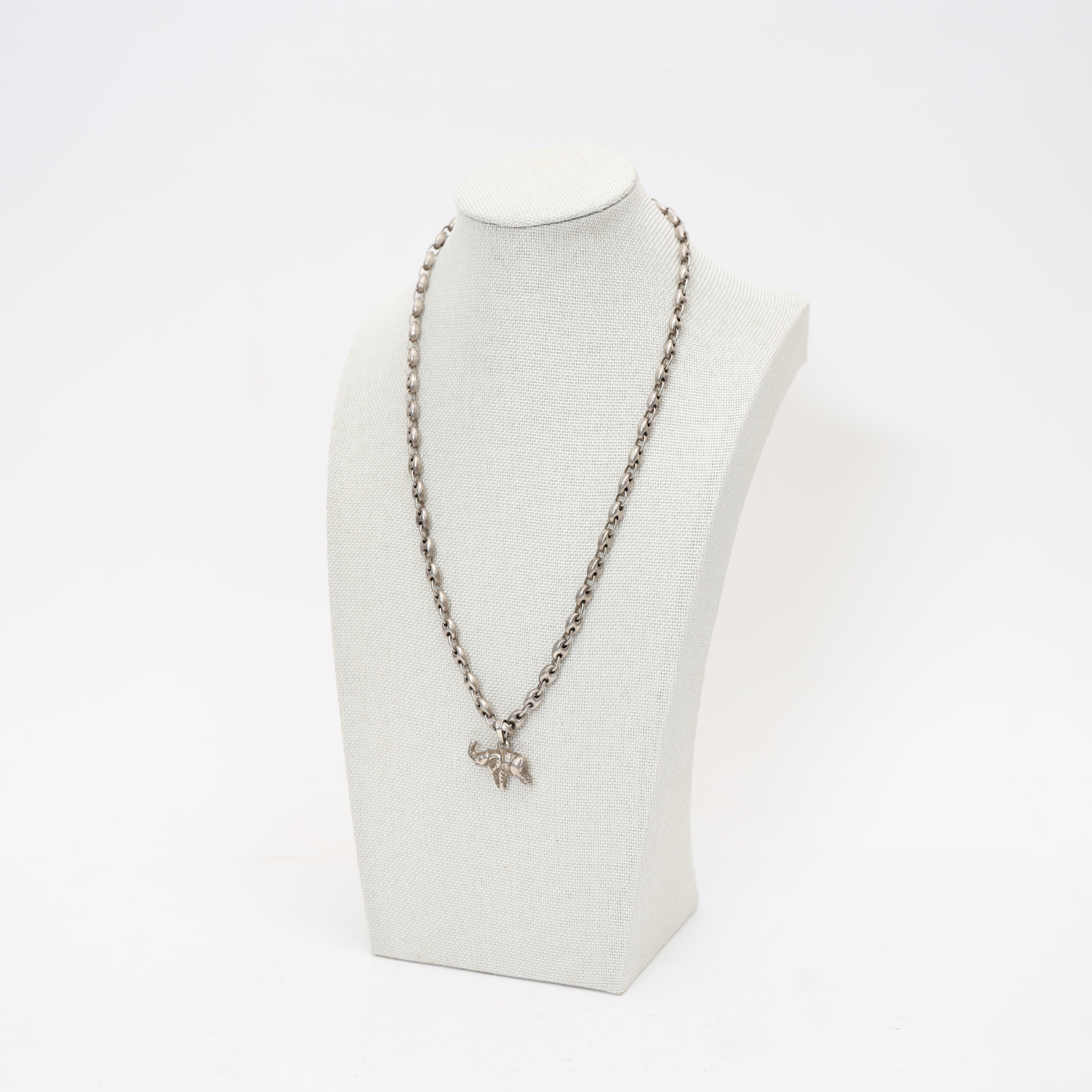 HALSBAND, silver, med hänge av Elefant.