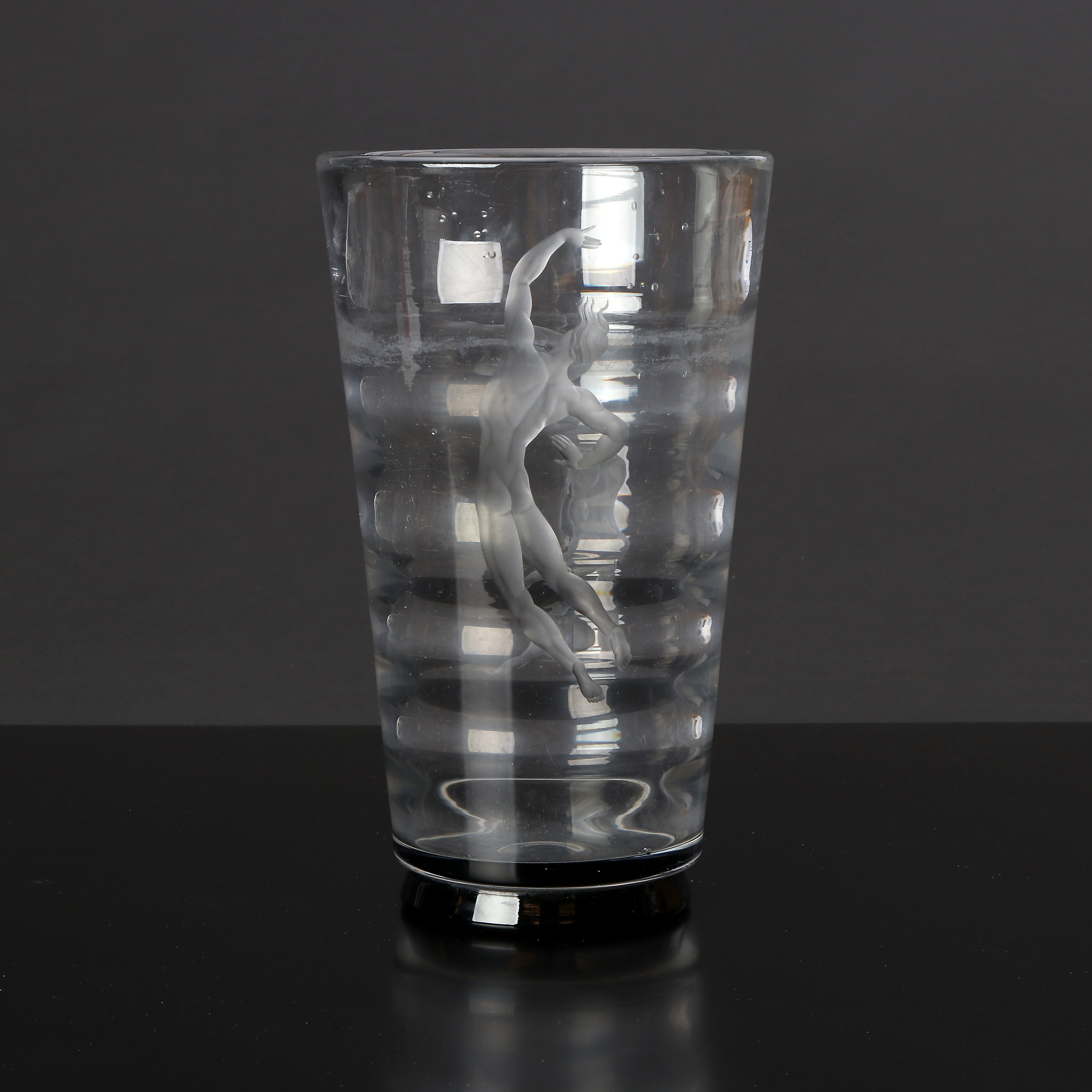 VICKE LINDSTRAND. VAS. Glas med slipad dekor. "Pärlfiskaren". Signerad: Orrefors Lindstrand 1348A3.E.9.