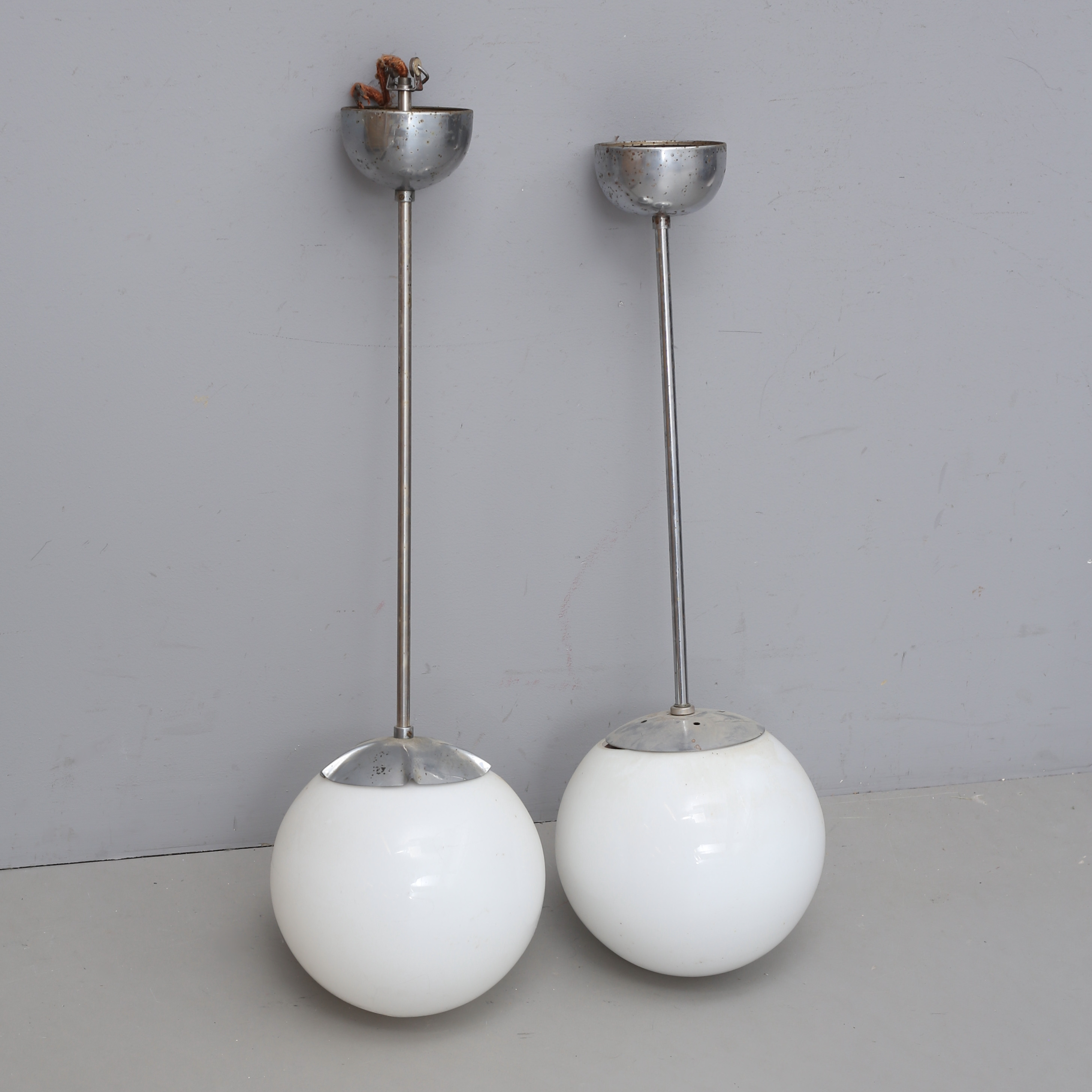 TAKLAMPOR, ett par, funkis, metall/ glas.