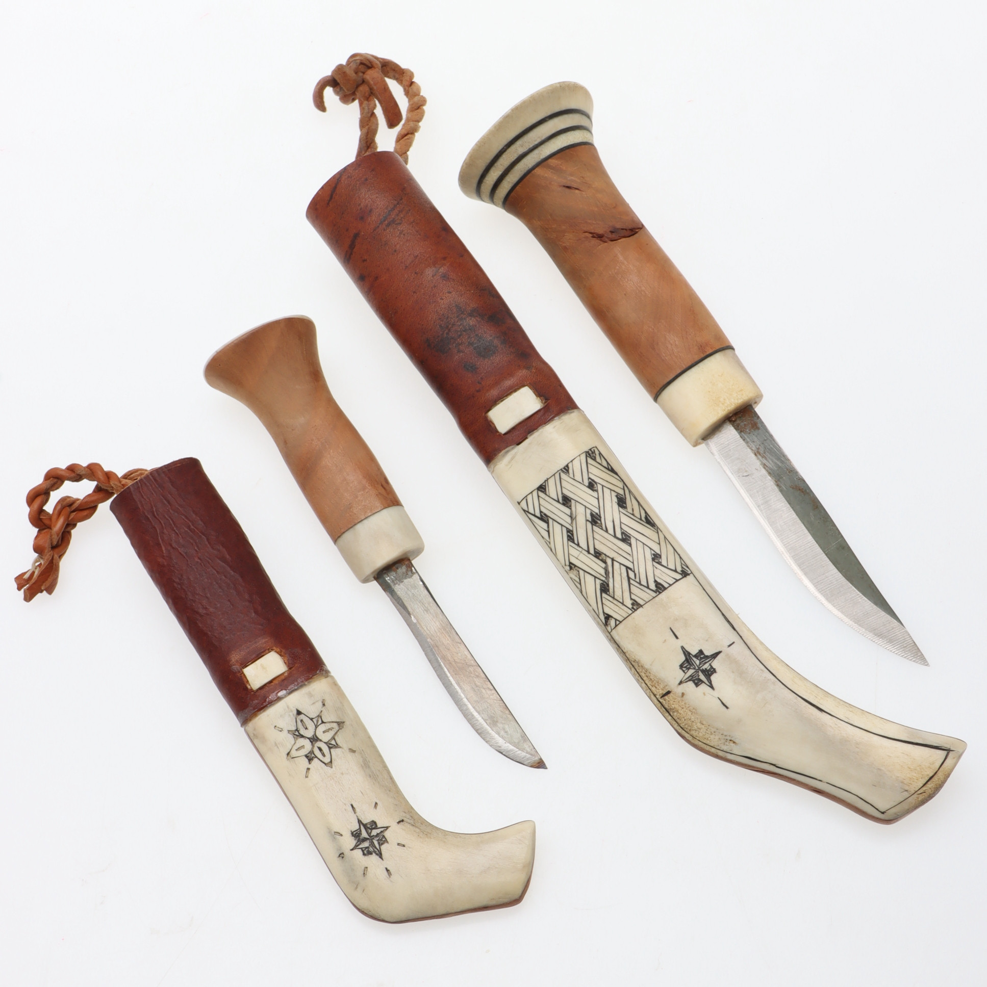 JAKTKNIVAR, 2 st, trä, horn & läder, signerade RB.