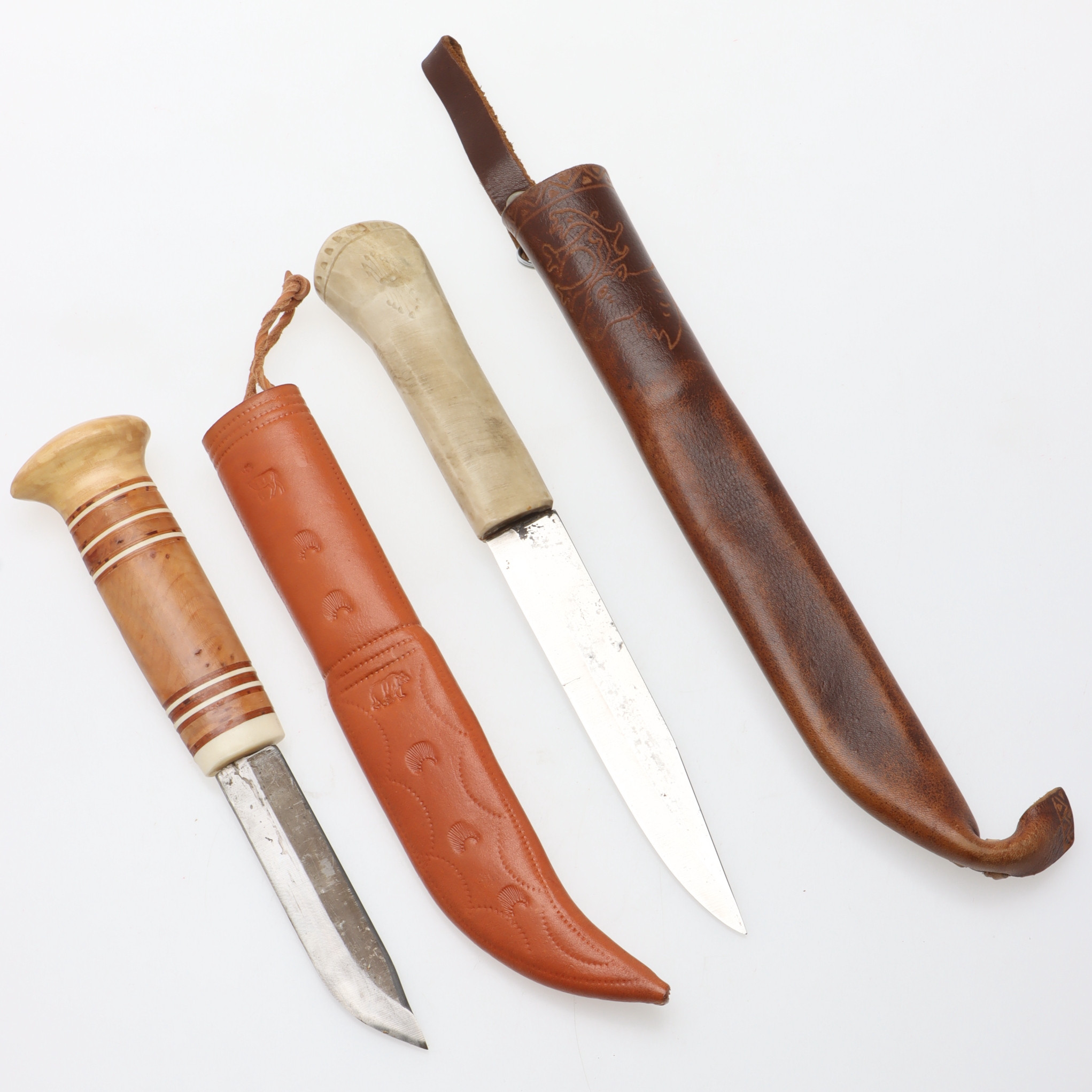 JAKTKNIVAR, 2 st, horn, trä & läder, en signerad M.S, en omärkt.