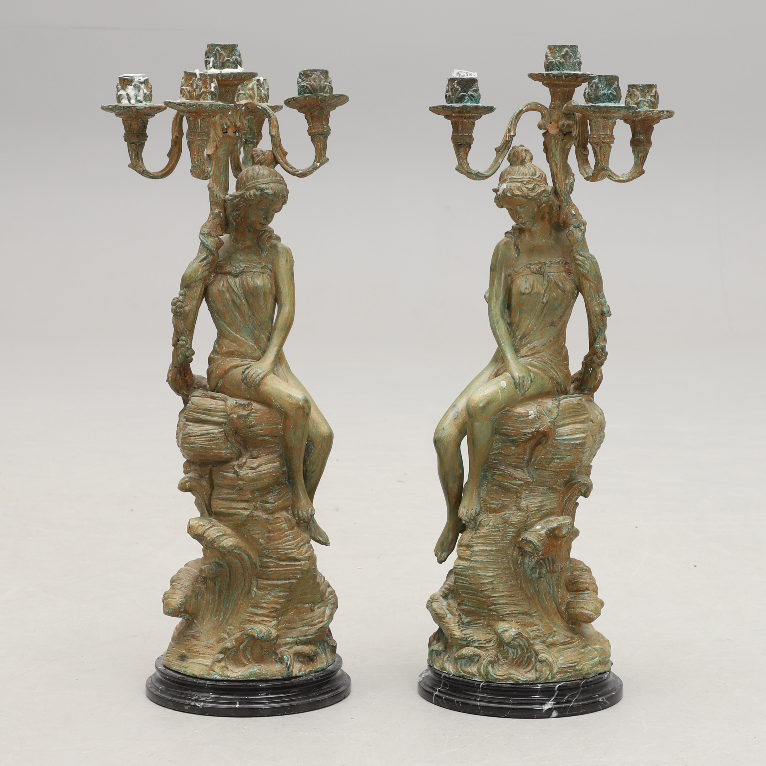 KANDELABRAR, ett par, patinerad metall. Art Nouveau-stil. 1900-tal.