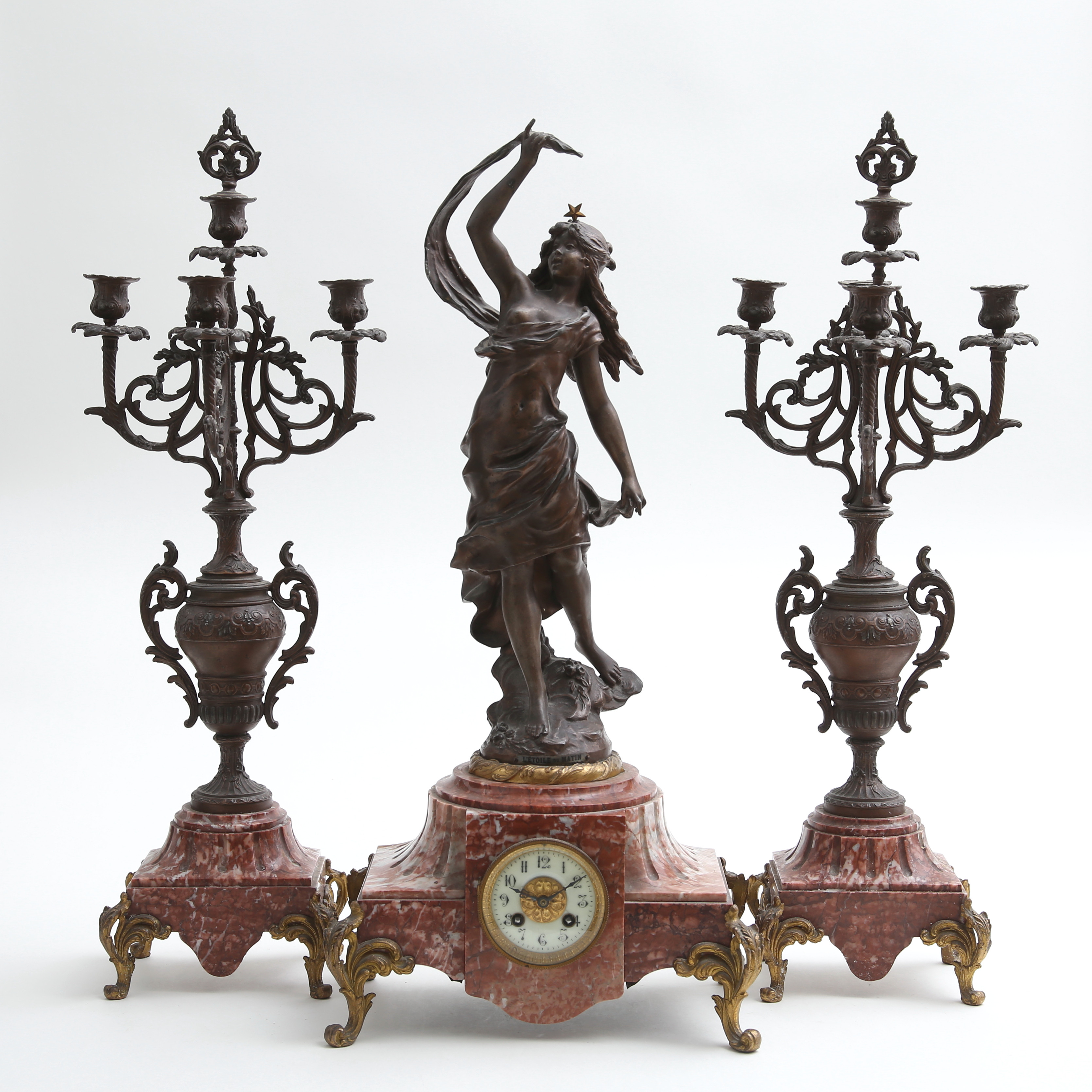 BORDSUR med skulptur samt kandelabrar, 1800/ 1900-tal.