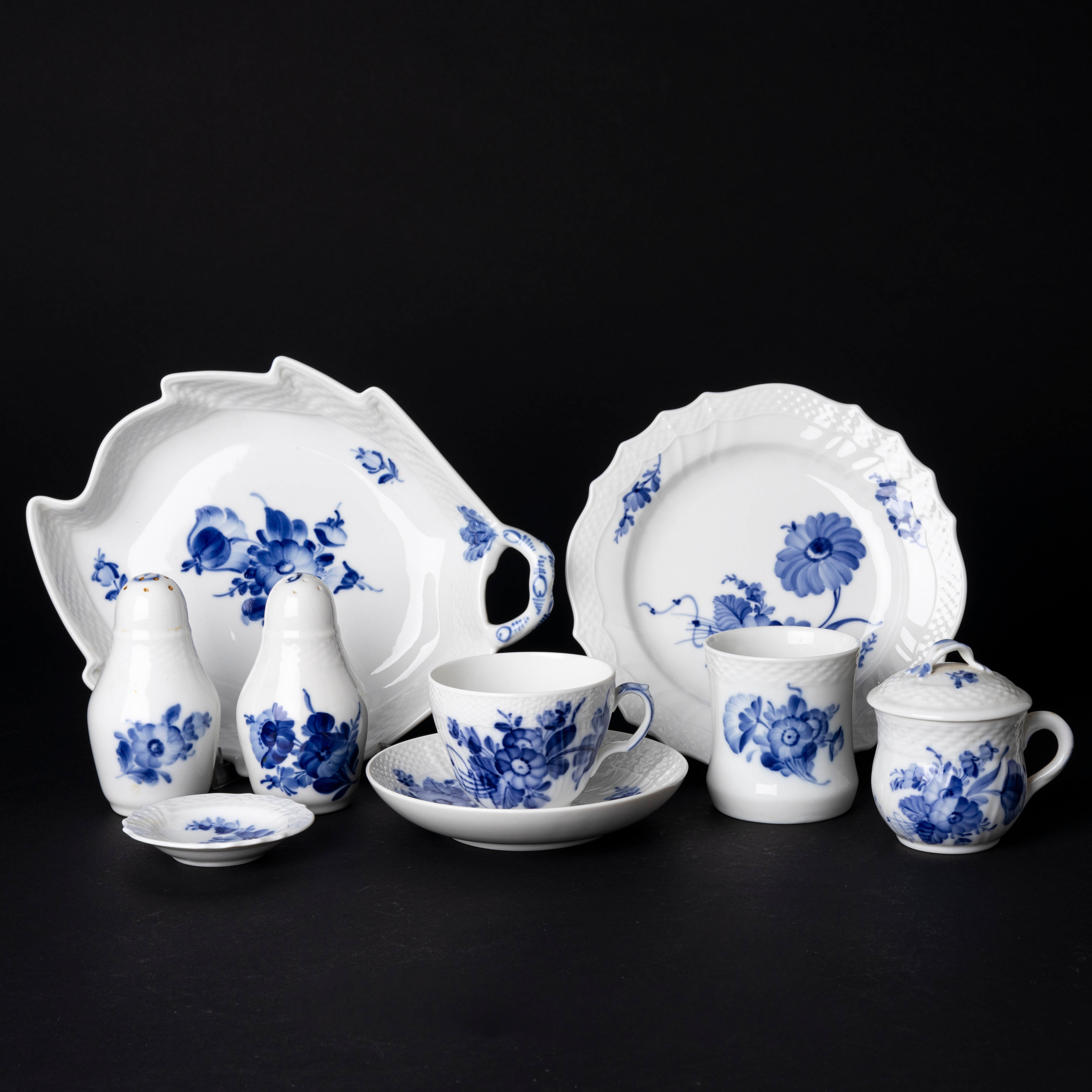 SERVISDELAR, 31 st, porslin, "Blå Blomst", Royal Copenhagen, Danmark.