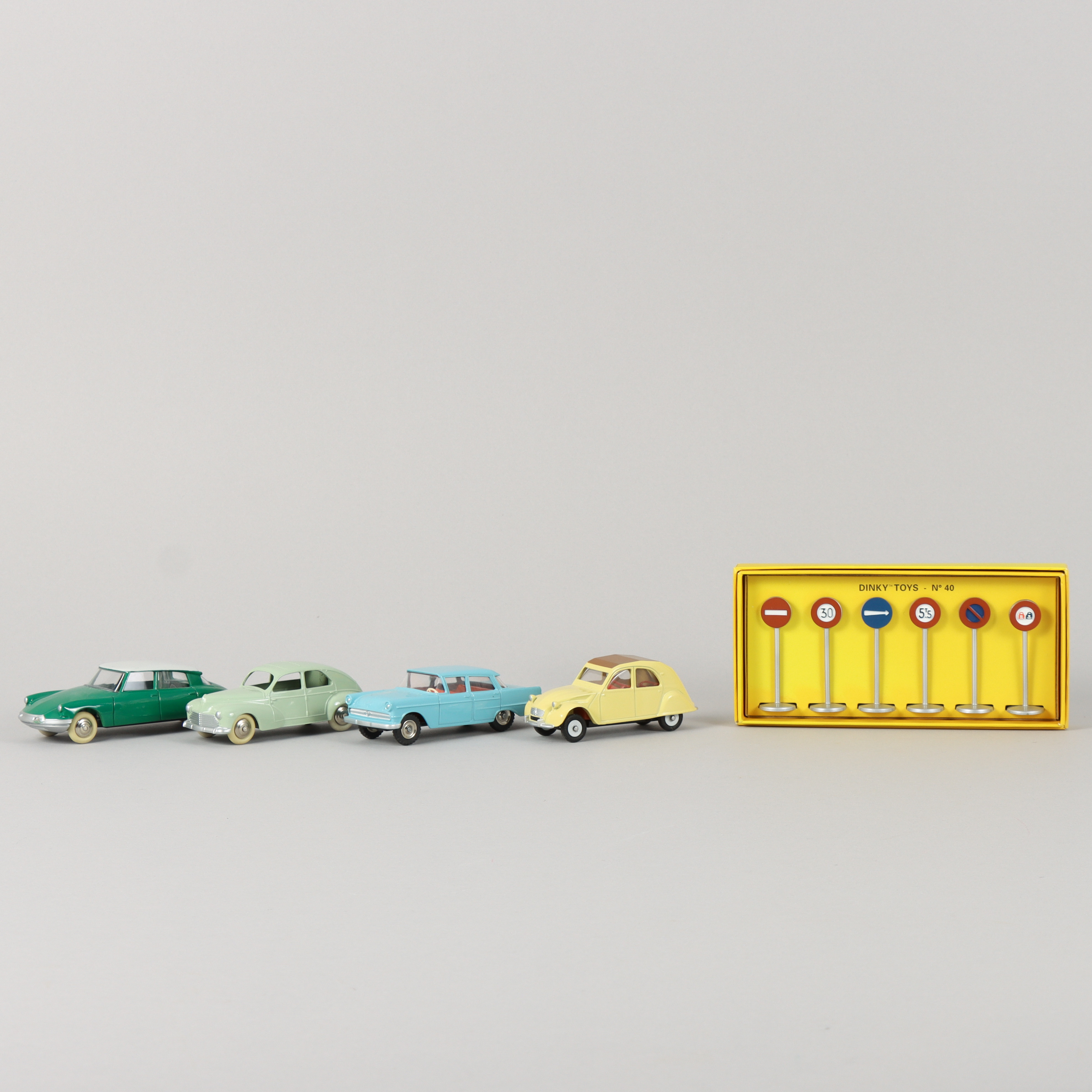 LEKSAKSBILAR 4 stycken, med vägmärken Dinky toys.