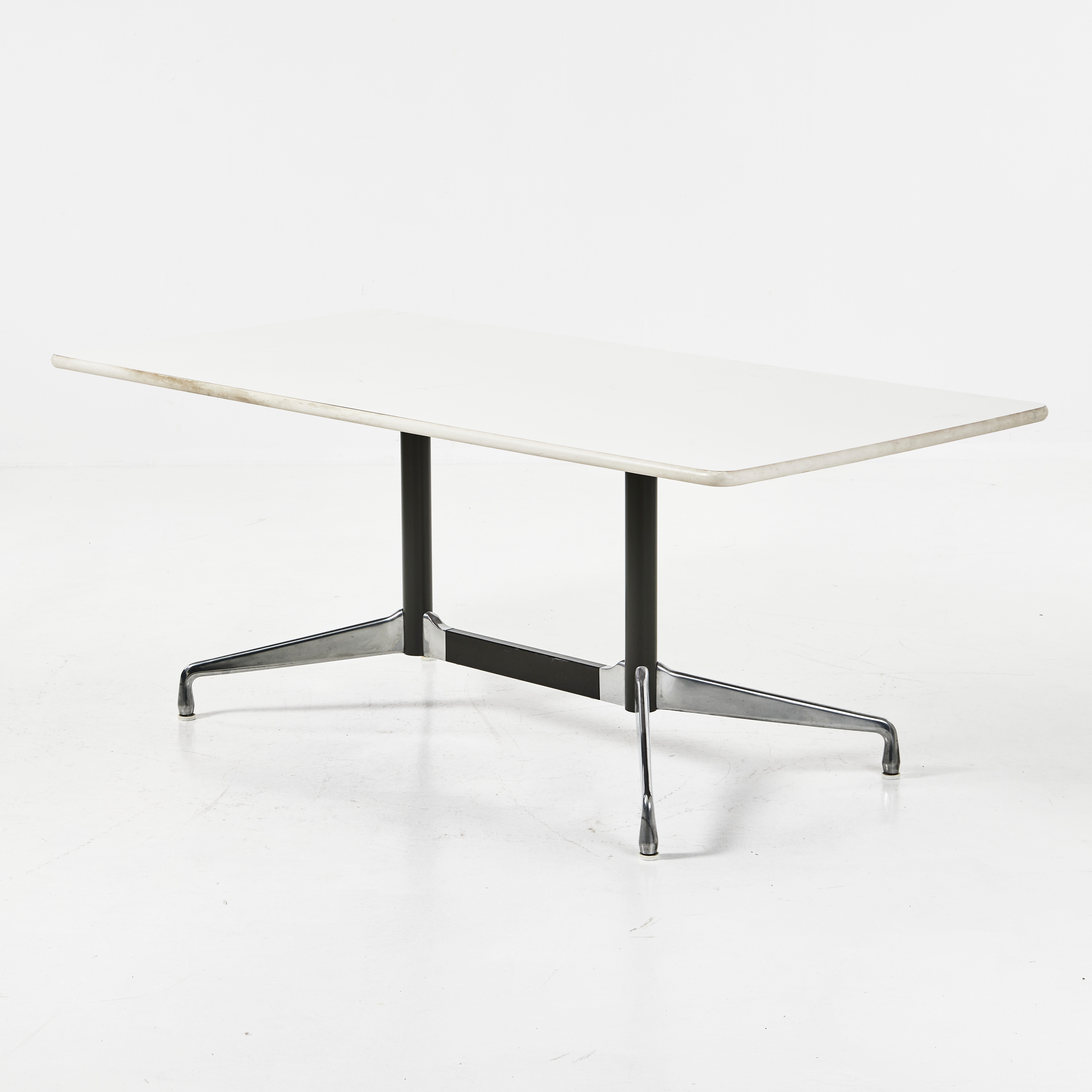 CHARLES & RAY EAMES. "Segmented Table", matbord, benställning i svärtad och kromad stål, bordsskiva i vit laminat.