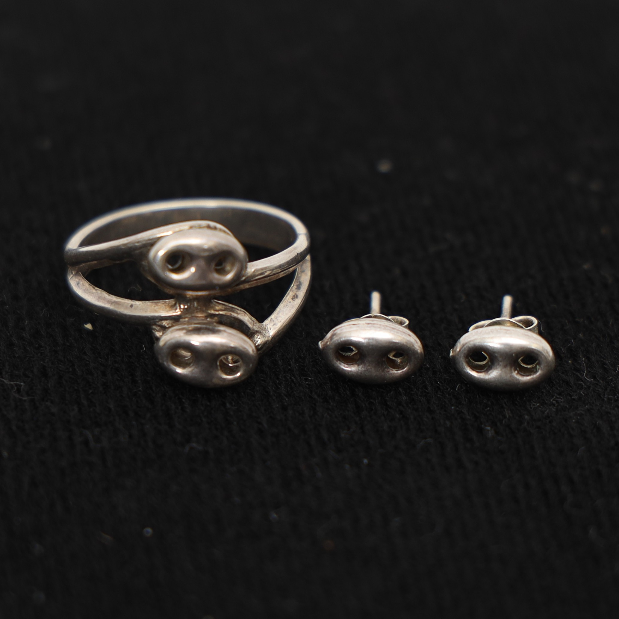 RING SAMT ÖRHÄNGEN ETT PAR, silver, dekor med trynen.