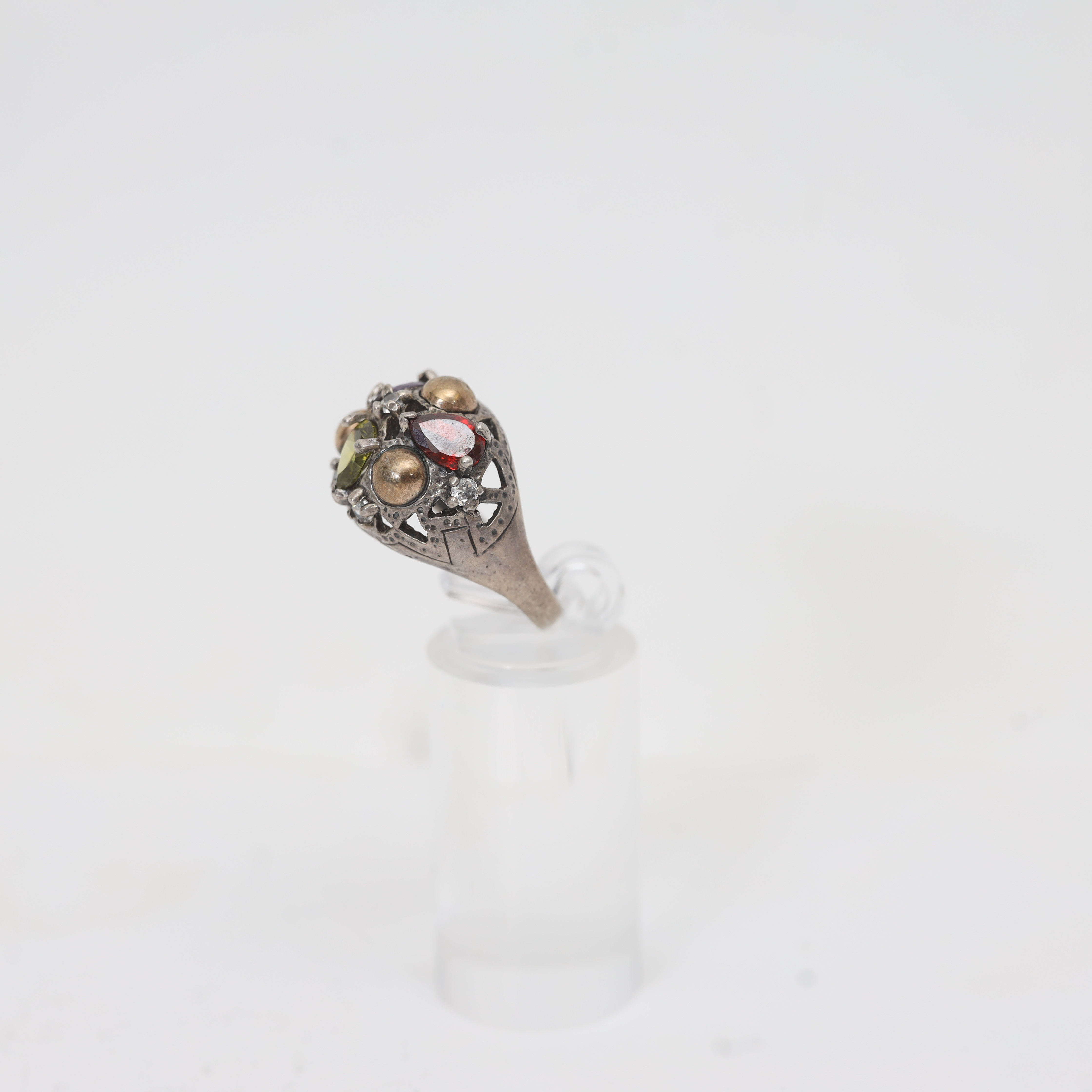 RING, silver med infattade dekorer.