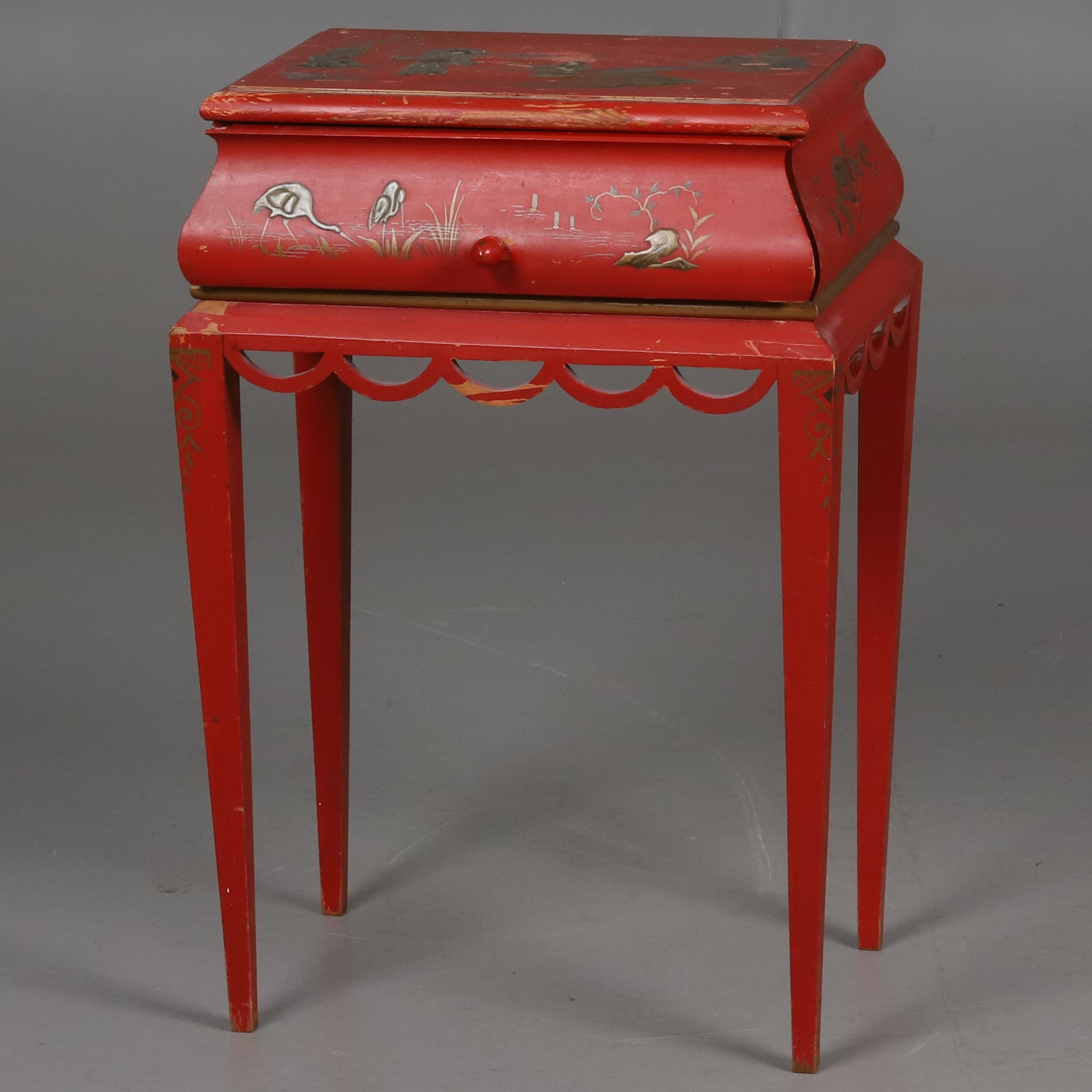 SKRIN PÅ BEN, lackarbete med chinoiseri-dekor. 1900-tal.