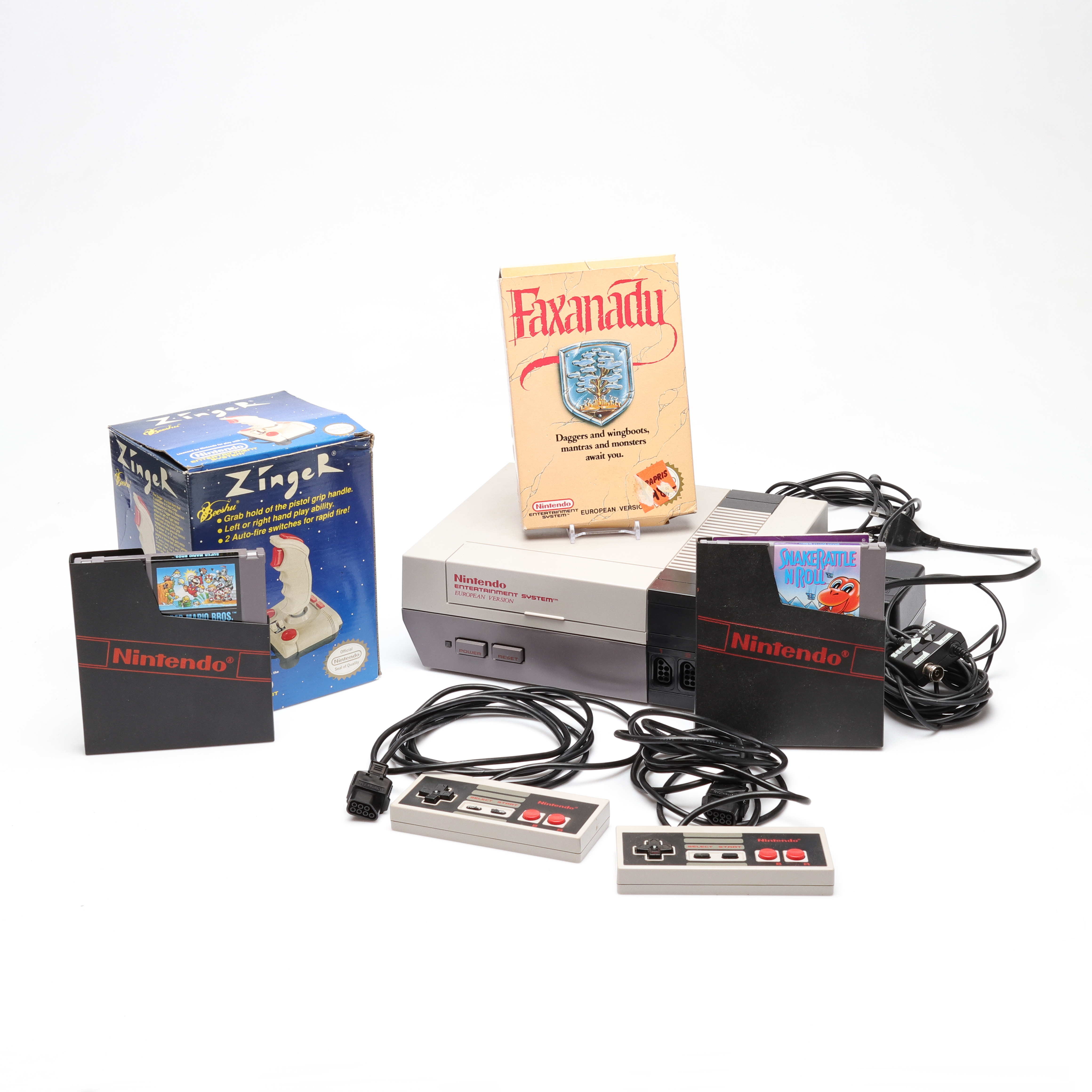 NINTENDO, 8 bitars, Entertainment system, European version, med spel, kontroller och joystick, 1980-tal.
